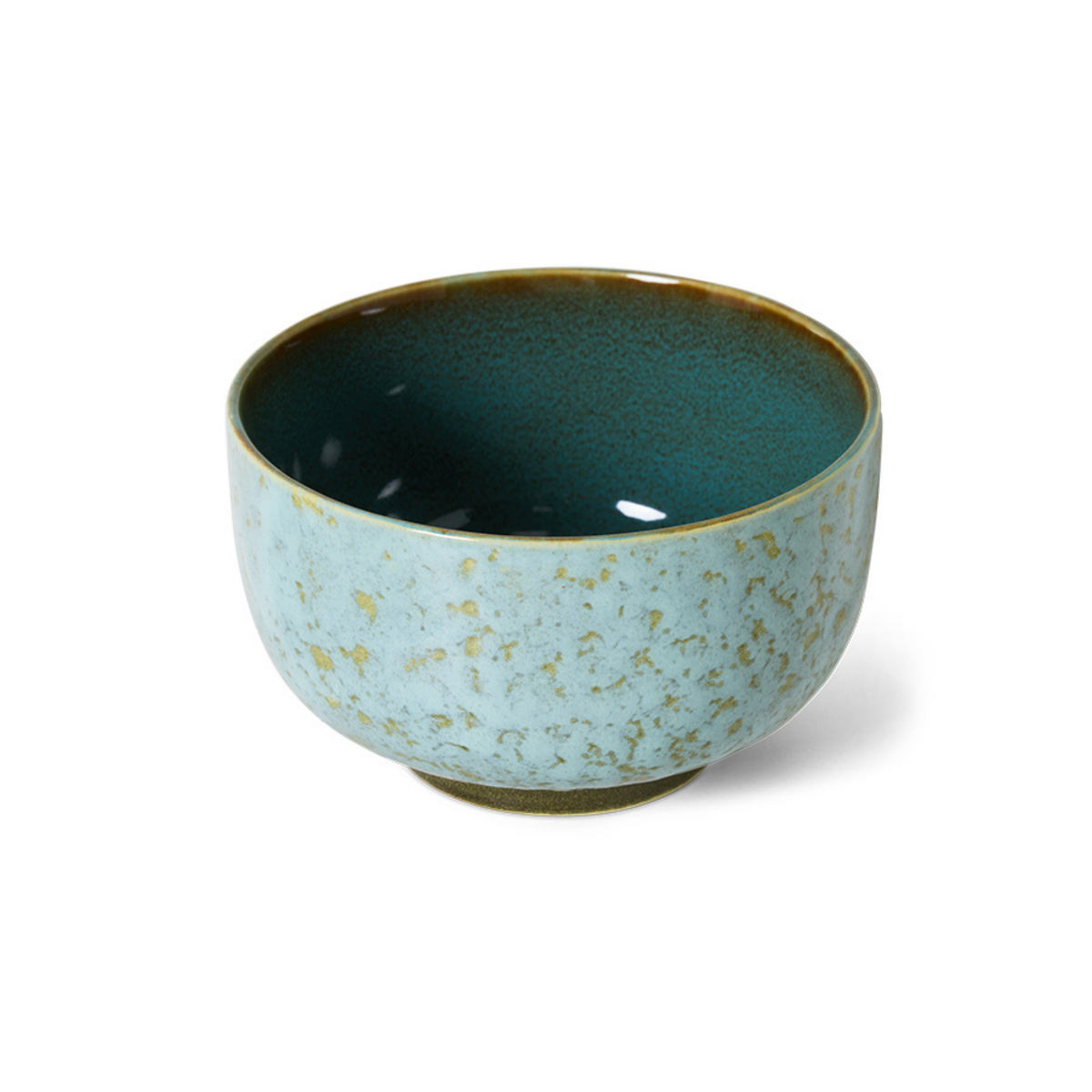 De HK Living 70s Ceramics Noodle Kom Verdigris D13 heeft een blauwgroene, op verdigris geïnspireerde gespikkelde glazuurlaag aan de buitenkant en een donkerblauwe binnenkant, gepresenteerd tegen een witte achtergrond.
