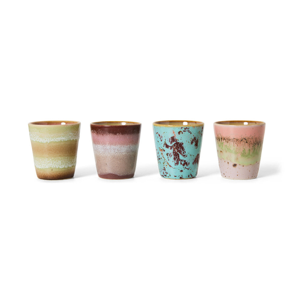 De HK Living 70s Ceramics Ristretto Mok Futurism 4 st. set bestaat uit vier uniek geglazuurde kopjes van keramiek in beige, kastanjebruin, turkoois met rode spikkels en roze met groene accenten.
