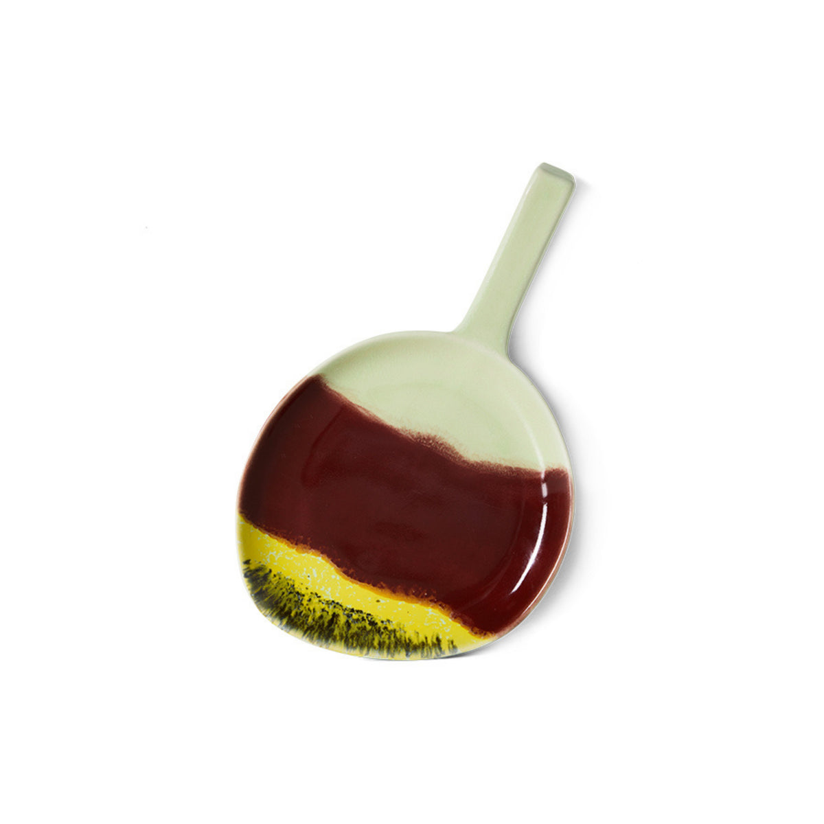 De HK Living 70s Ceramics Schotel Cherry is een schaaltje van keramiek met een kleine handgreep, een bleke basis en opvallende rood-gele penseelstreken, perfect om retro flair toe te voegen aan je Cherry serviescollectie.