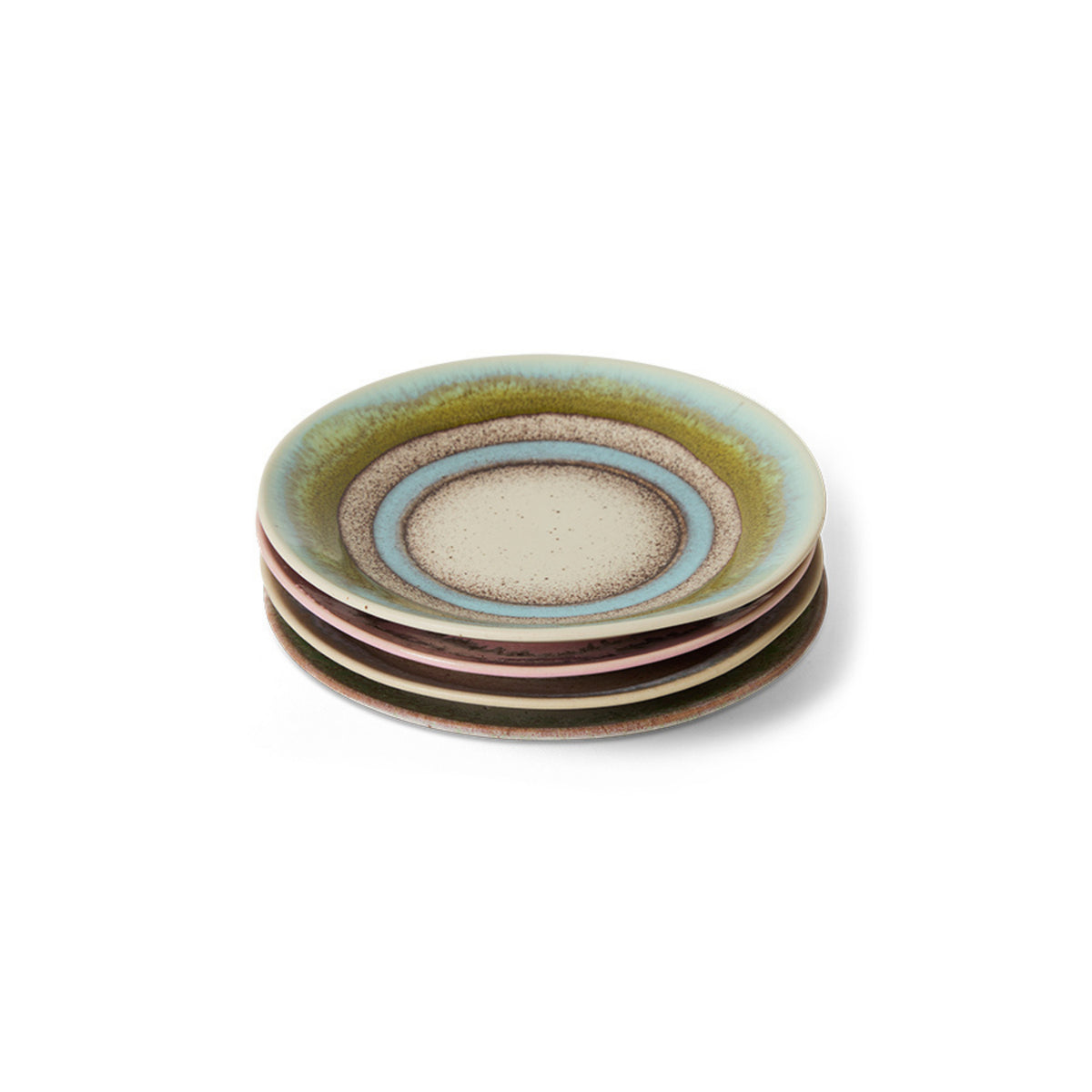 Een stapeltje van vier HK Living 70s Ceramics Schotel Koffiekop Doodle D11, met een gespikkeld patroon met aardgroene, bruine en blauwe tinten rond de rand, tegen een witte achtergrond.