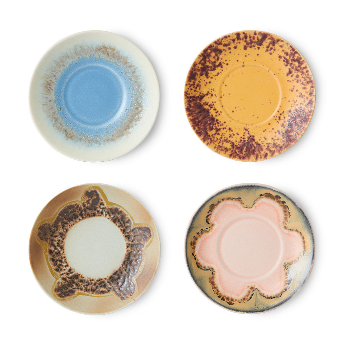 Set van 4 HK Living 70s Ceramics Schotel Koffiekop Ocean D11 borden, elk met unieke artistieke ontwerpen - ideaal als onderzetbordjes of in combinatie met keramiek koffiekopjes voor een stijlvolle tafelsetting.