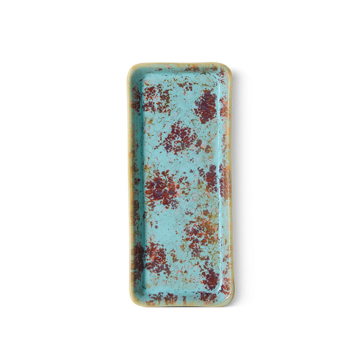Het HK Living 70s Ceramics Serveerschaaltje Patina is een rechthoekig dienblad van keramiek met afgeronde hoeken, lichtblauw reactief glazuur en een abstract patroon van roodbruine en gouden spikkels geïnspireerd op de jaren 70 stijl.