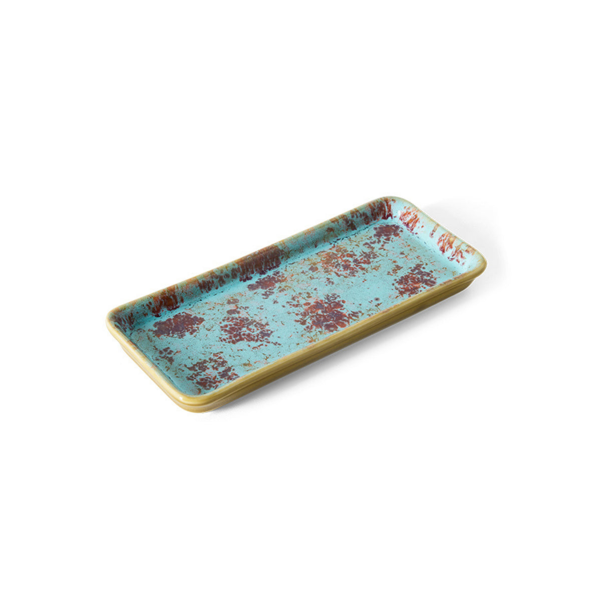 Het HK Living 70s Ceramics Serveerschaaltje Patina is een rechthoekig dienblad van keramiek met een turquoise basis, bruine spikkels, gelige randen en reactief glazuur, geïnspireerd op de jaren '70 stijl en afgebeeld op een witte achtergrond.