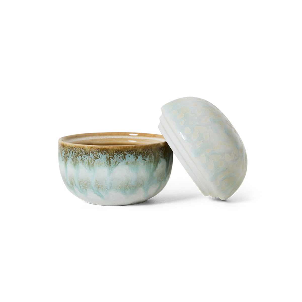 De HK Living 70s Ceramics Suikerpot Petal is een kleine, ronde suikerpot van keramiek met een bijpassend deksel in glanzend lichtblauw en bruin glazuur, afgebeeld met het deksel gekanteld om de lege binnenkant te onthullen - een klassieker van HK Living.