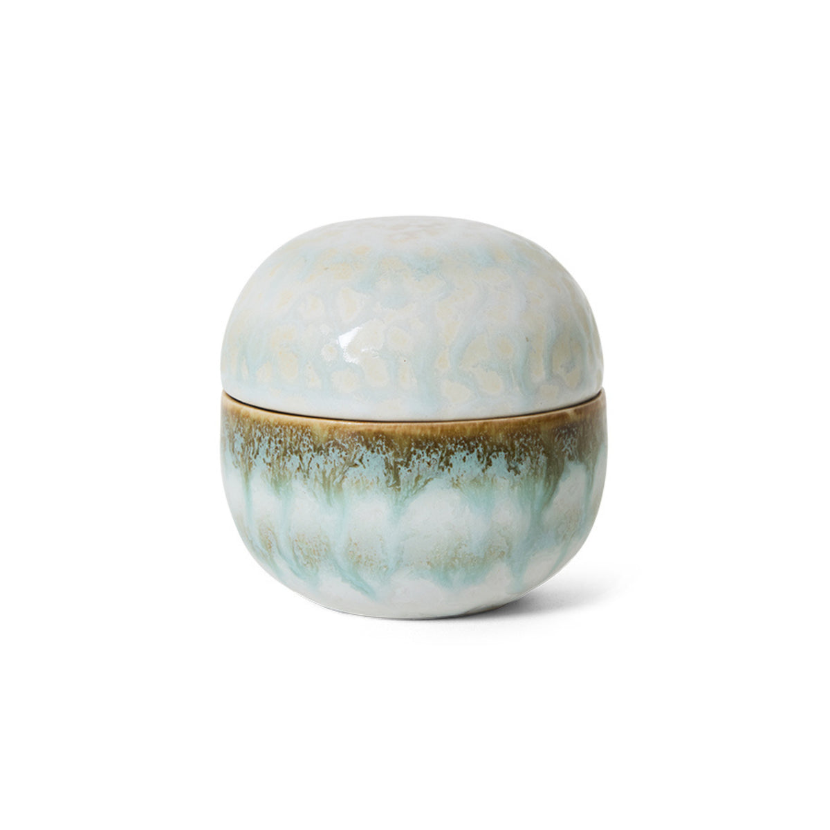 De HK Living 70s Ceramics Suikerpot Petal is een ronde suikerpot met deksel, met een glanzend lichtblauw en wit glazuur met bruine accenten en een gestructureerd, organisch oppervlak geïnspireerd op klassiek jaren 70 keramiek.