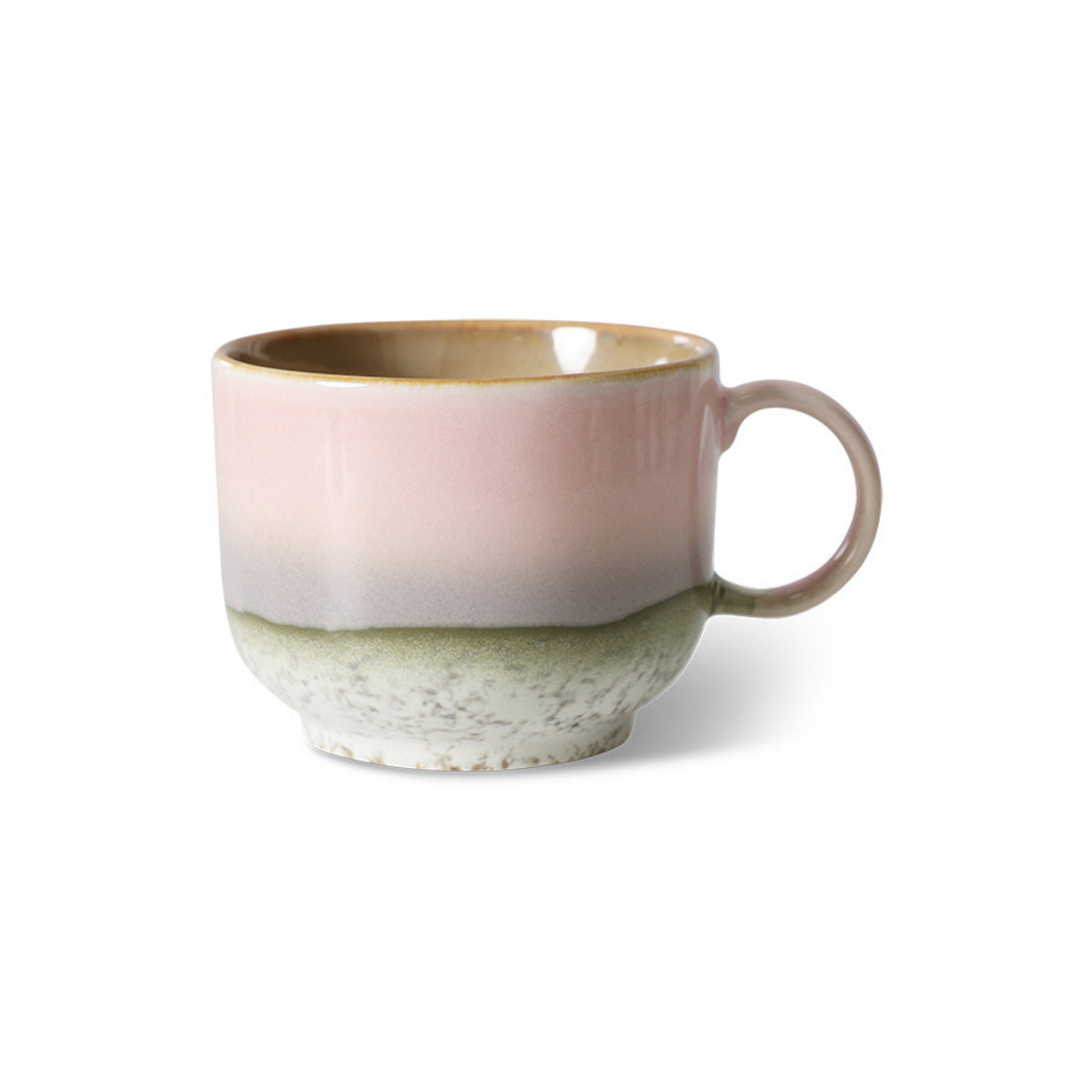 De HK Living 70s Ceramics Theekop Muse is een mok van keramiek met een rond handvat, een roze bovenkant, dunne grijze band, groenige onderkant en gestructureerde gebroken witte onderkant. Tegen een witte achtergrond. Merk: HK Living.