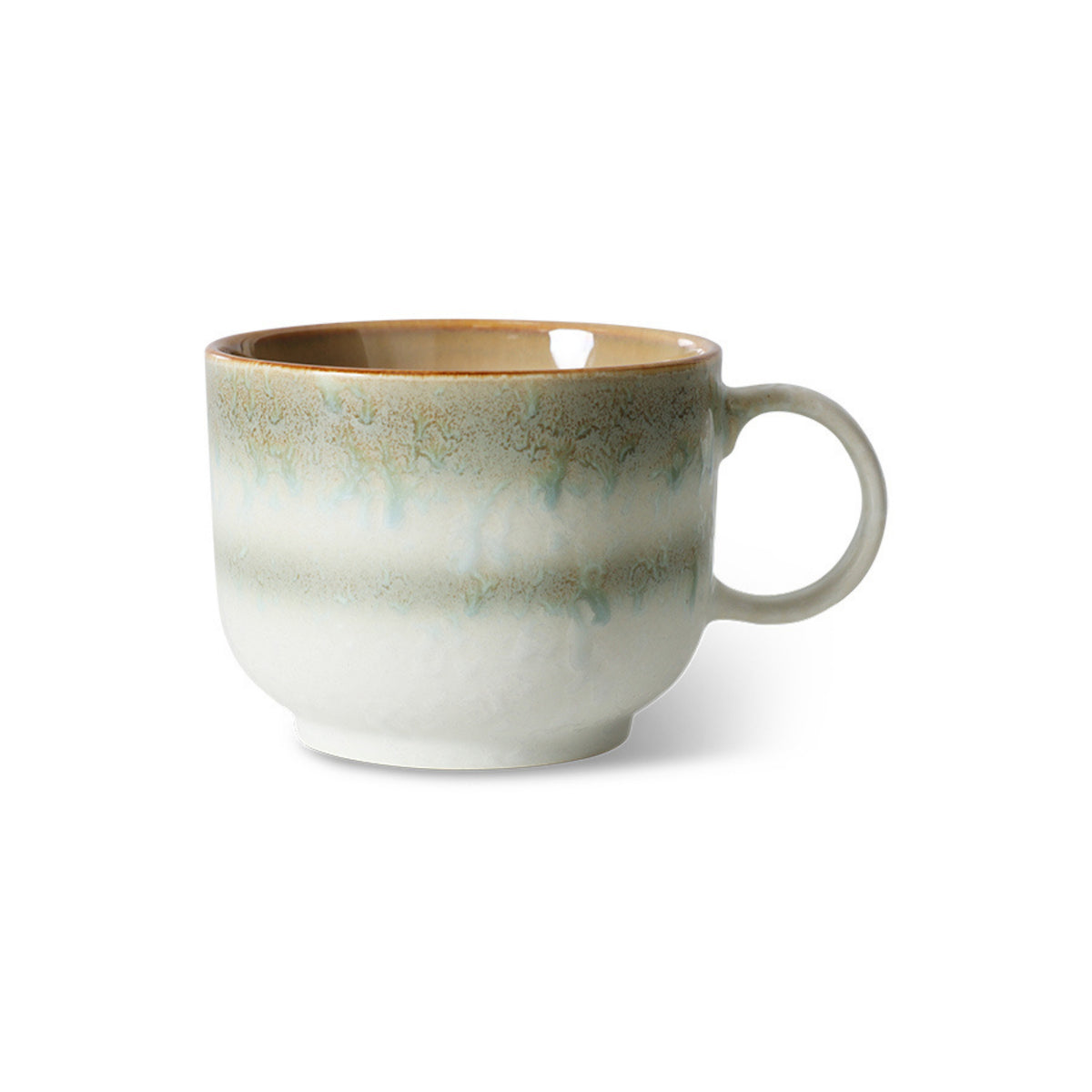 De HK Living 70s Ceramics Theekop Quest is een ronde beker van keramiek met een groot gebogen handvat en het kenmerkende verloopglazuur in aardachtig lichtgroen en bruin, afgebeeld tegen een witte achtergrond.