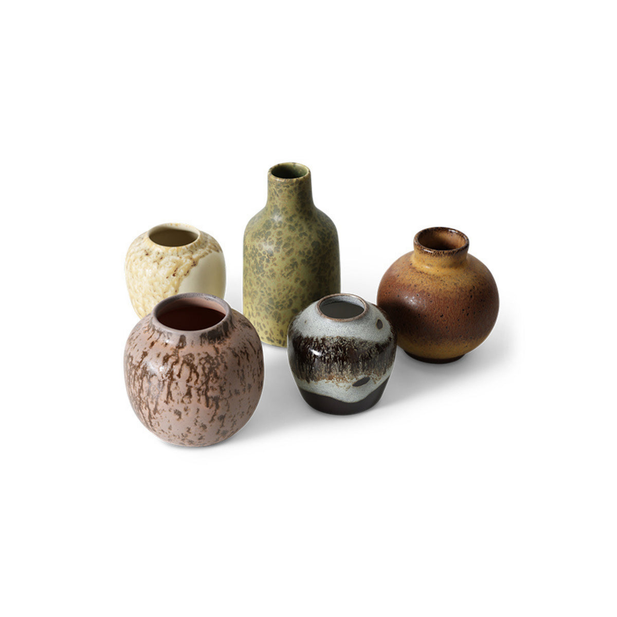 Vijf kleine keramische vazen uit de HK Living 70s Ceramics Vaasjes Pursuit 5 st. collectie staan bij elkaar, elk met unieke aardetinten en glazuren, en brengen retro decorstijl in elke ruimte. Merk: HK Living.