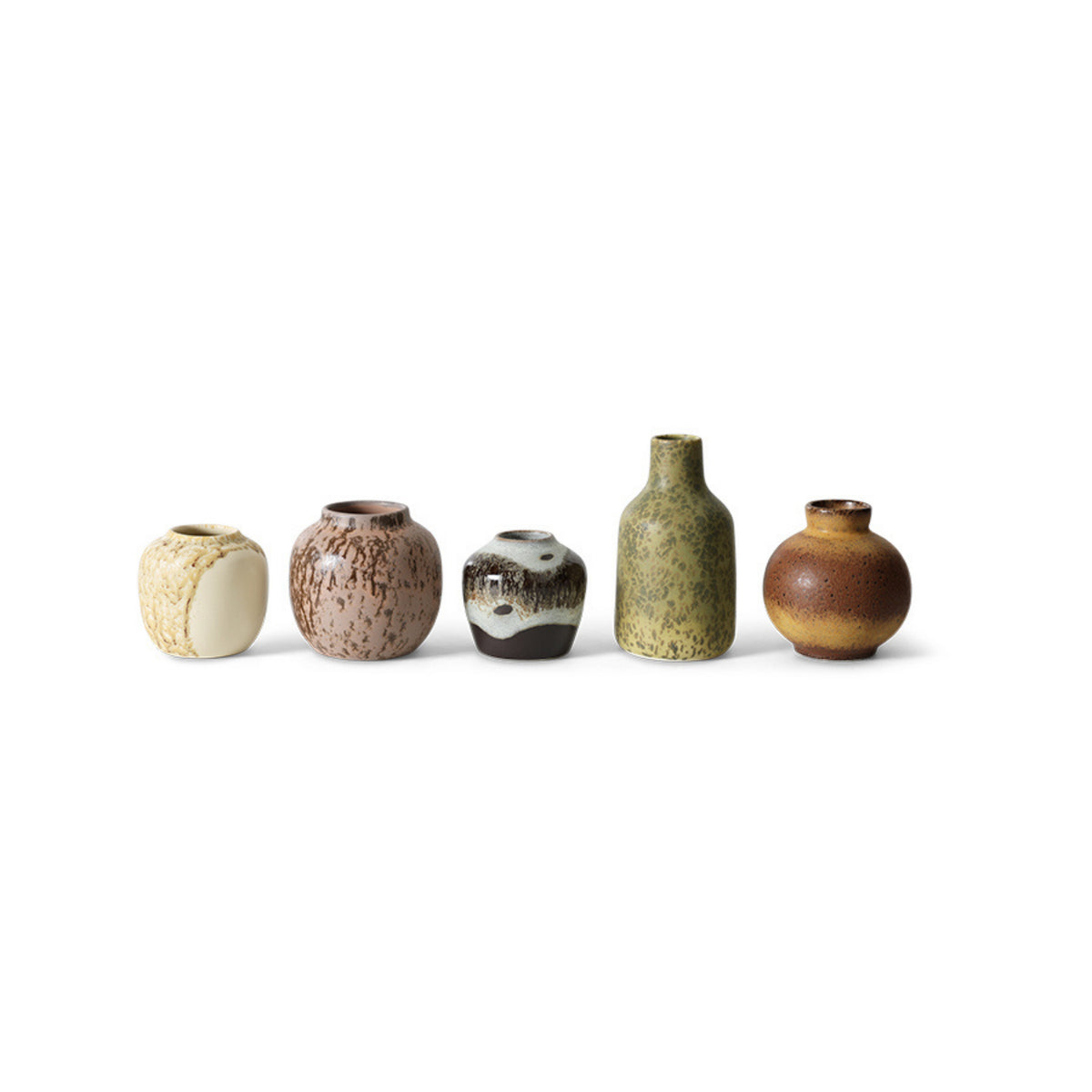 Vijf HK Living 70s Ceramics Vaasjes Pursuit (set van 5) in verschillende ronde vormen en aardetinten beige, bruin, groen en gespikkeld staan op een rij tegen een witte achtergrond voor retro interieurdecoratie.