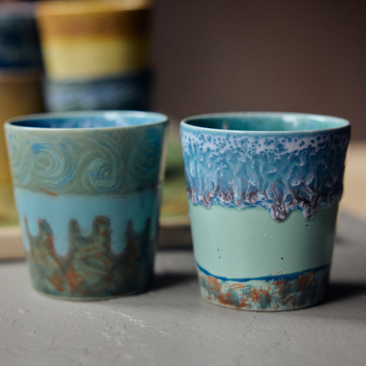 De HK Living 70s Ceramics Van Gogh Koffiekop Self Portrait 2 st. set bestaat uit twee keramische kopjes met artistieke, op de natuur geïnspireerde ontwerpen en kenmerkende details die verwijzen naar Van Goghs zelfportret, van het merk HK Living.
