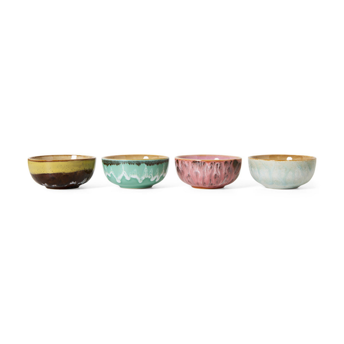 Vier HK Living 70s Ceramics XS Kom Modernist kommen, elk met een uniek glazuur-bruin/geel, groen/wit, roze met textuur en lichtblauw subtiel, staan op een rij op een witte achtergrond. Merk: HK Living.