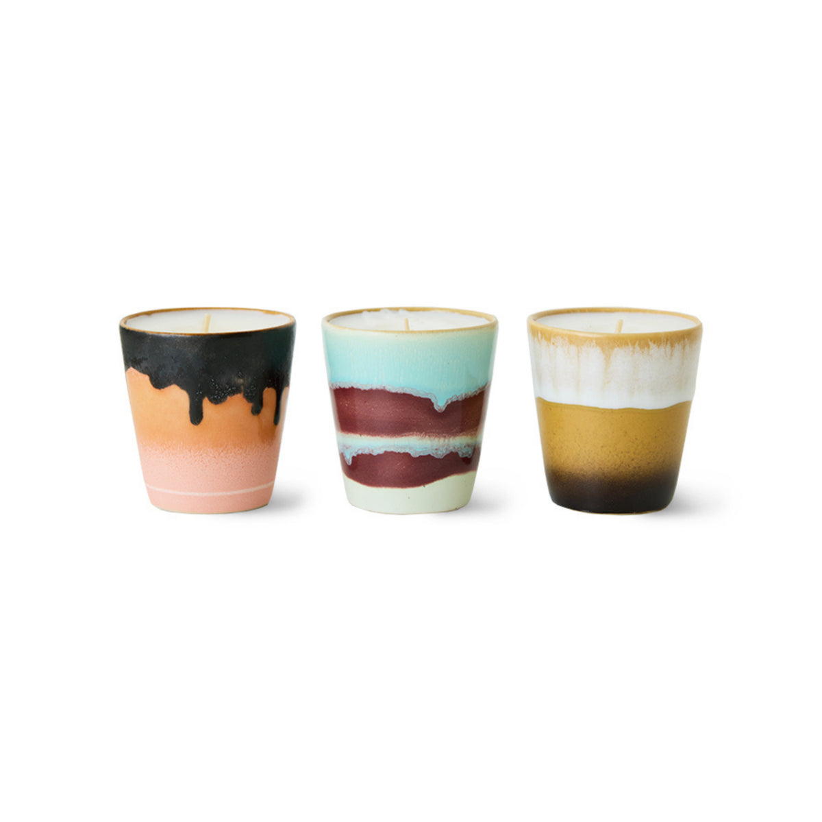 Voeg een vleugje 70s Keramiek charme toe aan je kerstcadeau met de HK Living Kerstspecial Geurkaarsen Frost & Firewood 3 st.-drie geurkaarsen in unieke keramische houders van HK Living, met kleurrijke retro designs.