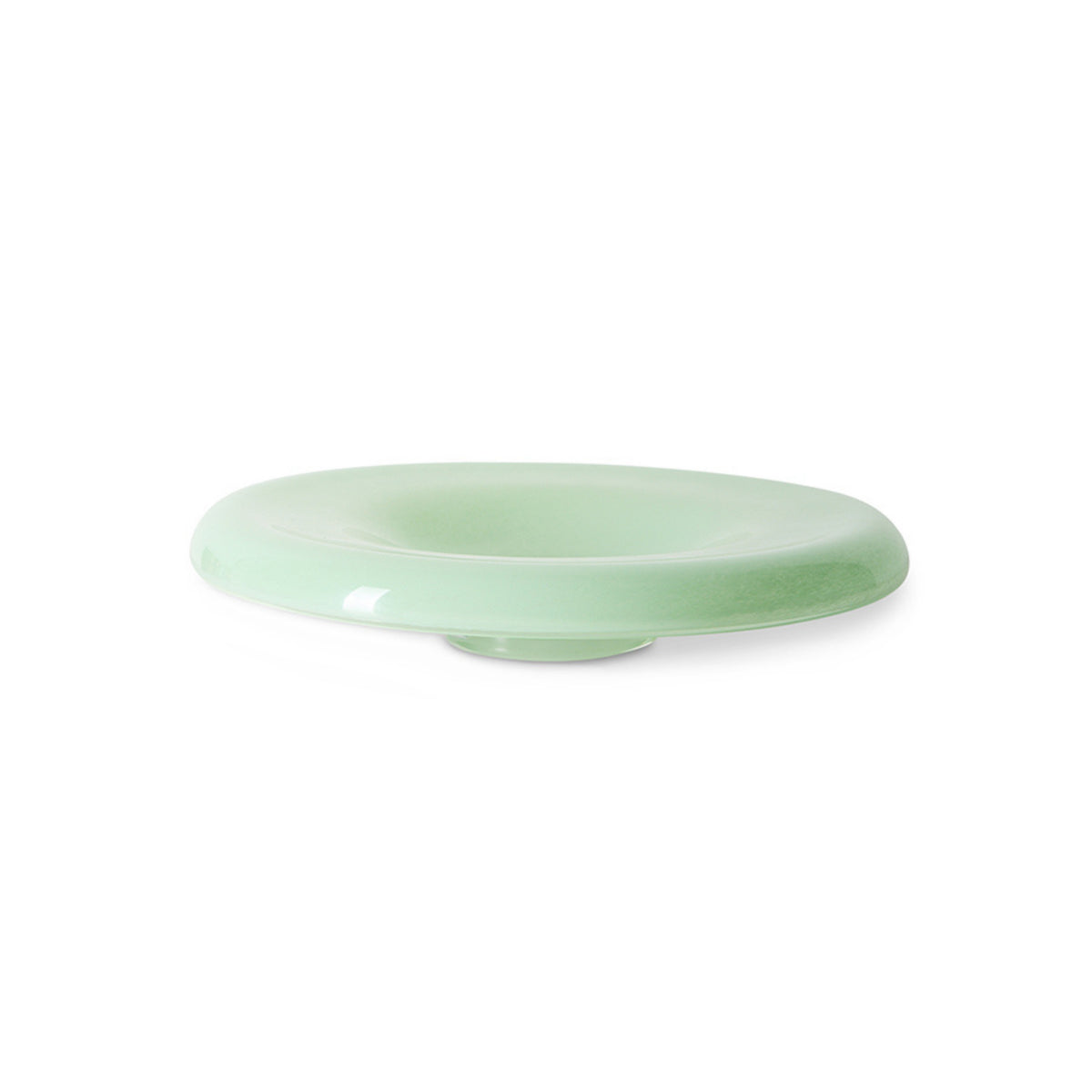 De HK Living Gallery Serveerschaal Mint D34 is een ondiepe, ronde schaal met een gladde, glanzende mintgroene afwerking die een verfrissend accent toevoegt aan elke effen witte achtergrond.