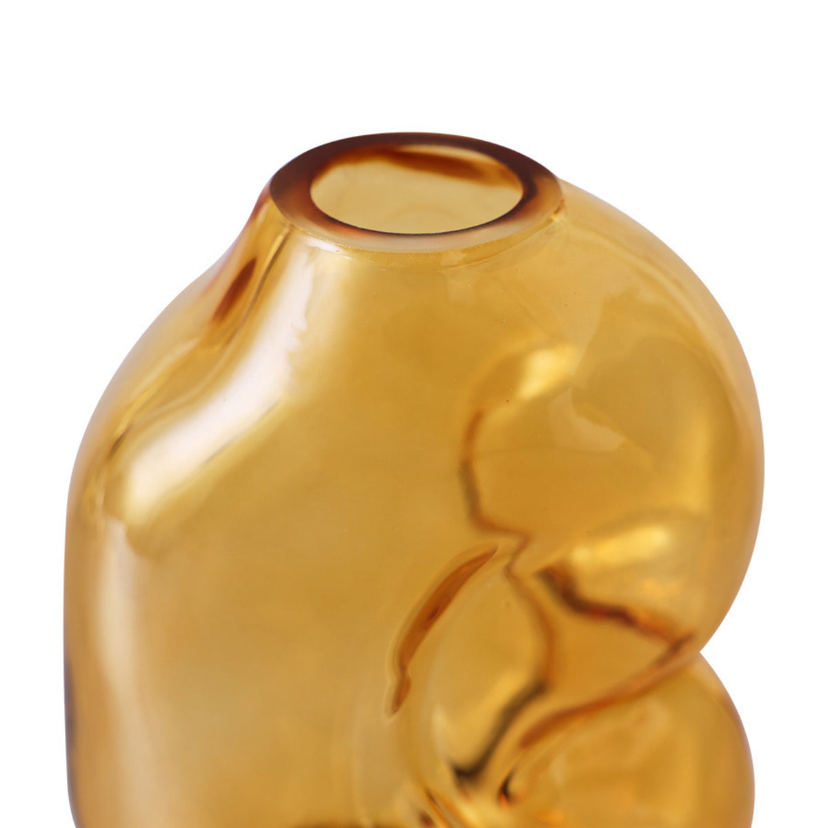 Een close-up van de HK Living Gleam Vaas Amber H18 van HK Living, met een abstracte, organische vorm en een glad, glanzend amberkleurig oppervlak, tegen een effen witte achtergrond.