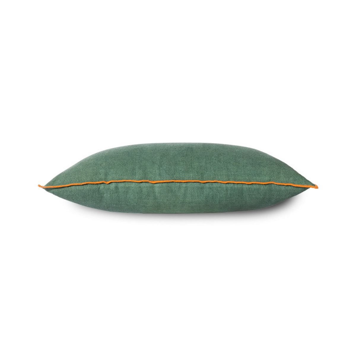 Het HK Living Kussen Country House Groen 60/35 is een groen rechthoekig kussen met een oranje naad, perfect voor een stijlvolle touch. Afgebeeld tegen een witte achtergrond brengt dit kussen charme van het merk HK Living.