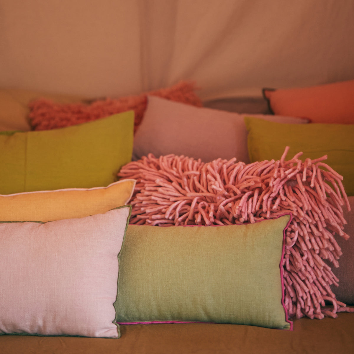 Het HK Living Kussen Mansion Lichtgroen 50/30 is een pastelkleurig sierkussen gemaakt van linnen en katoen, met een gladde textuur en dikke roze garenaccenten, perfect om te mixen met roze en gele kussens in je inrichting.