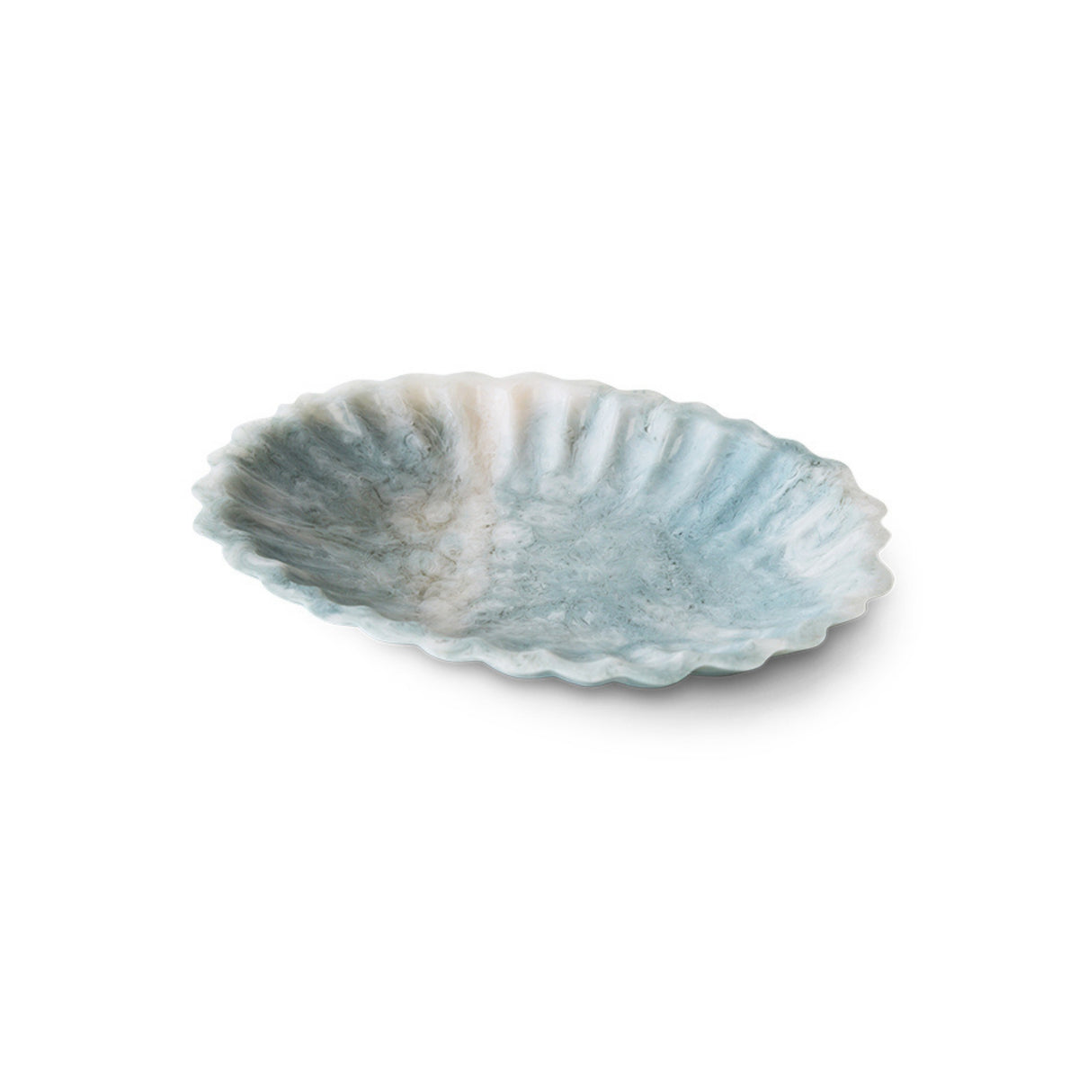 De HK Living New Classics Resin Schaal Lichtblauw is een ovale schaal van resin met geschulpte randen en een gemarmerd blauw-wit patroon, perfect voor eigentijdse interieurs.