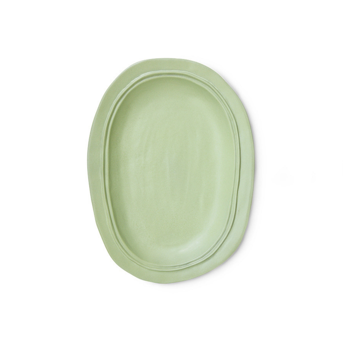 De HK Living New Classics Schaal Muntgroen L is een ovale, lichtgroene schaal van keramiek met een subtiel onregelmatige rand, onderdeel van de HK Living collectie en weergegeven op een effen witte achtergrond.