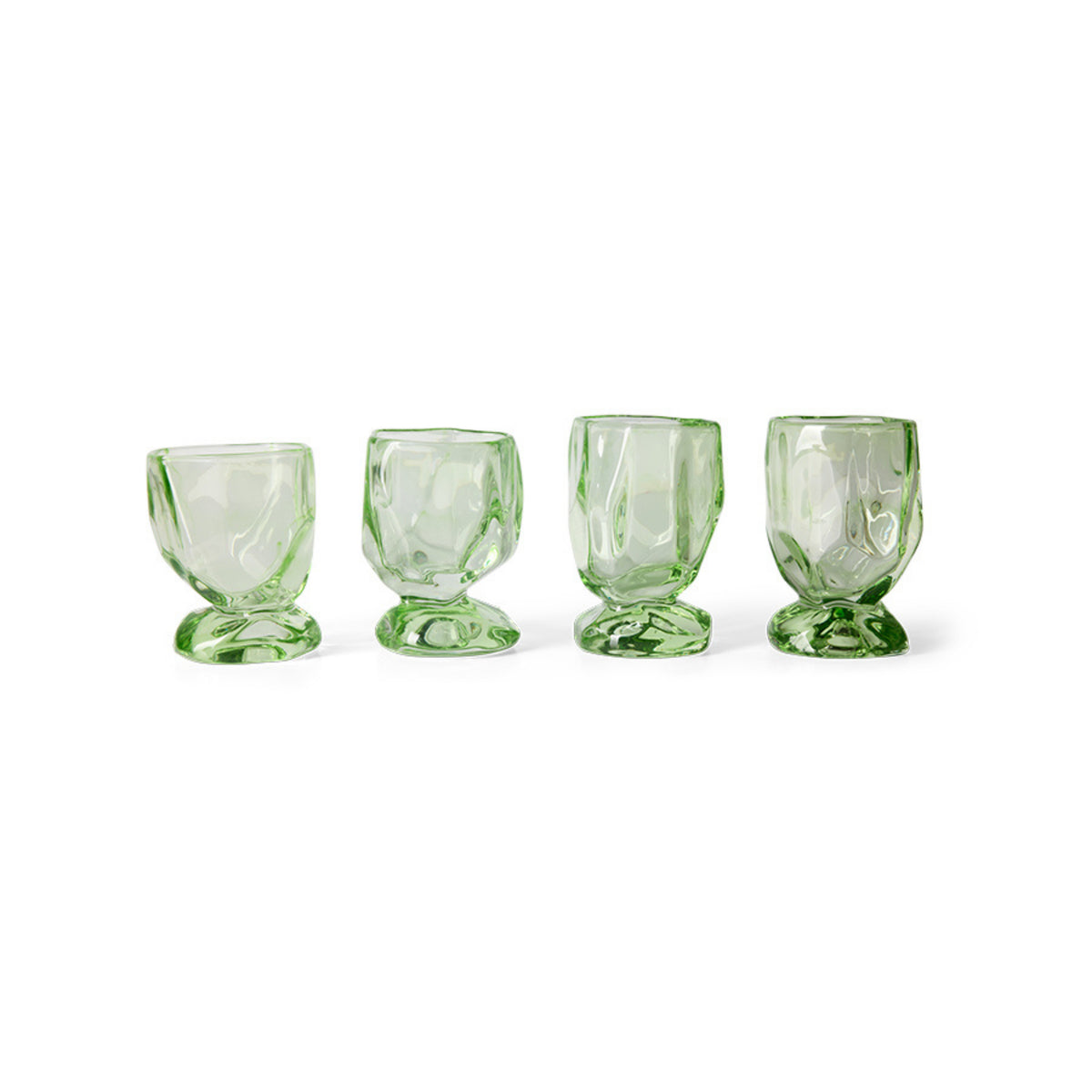 Vier HK Living Nienke Sikkema Wijnglas Peridot Groen glazen (set van 4) met unieke organische vormen en stevige bodems staan op een rij op een witte achtergrond-een stijlvolle keuze voor elke glaswerkcollectie.