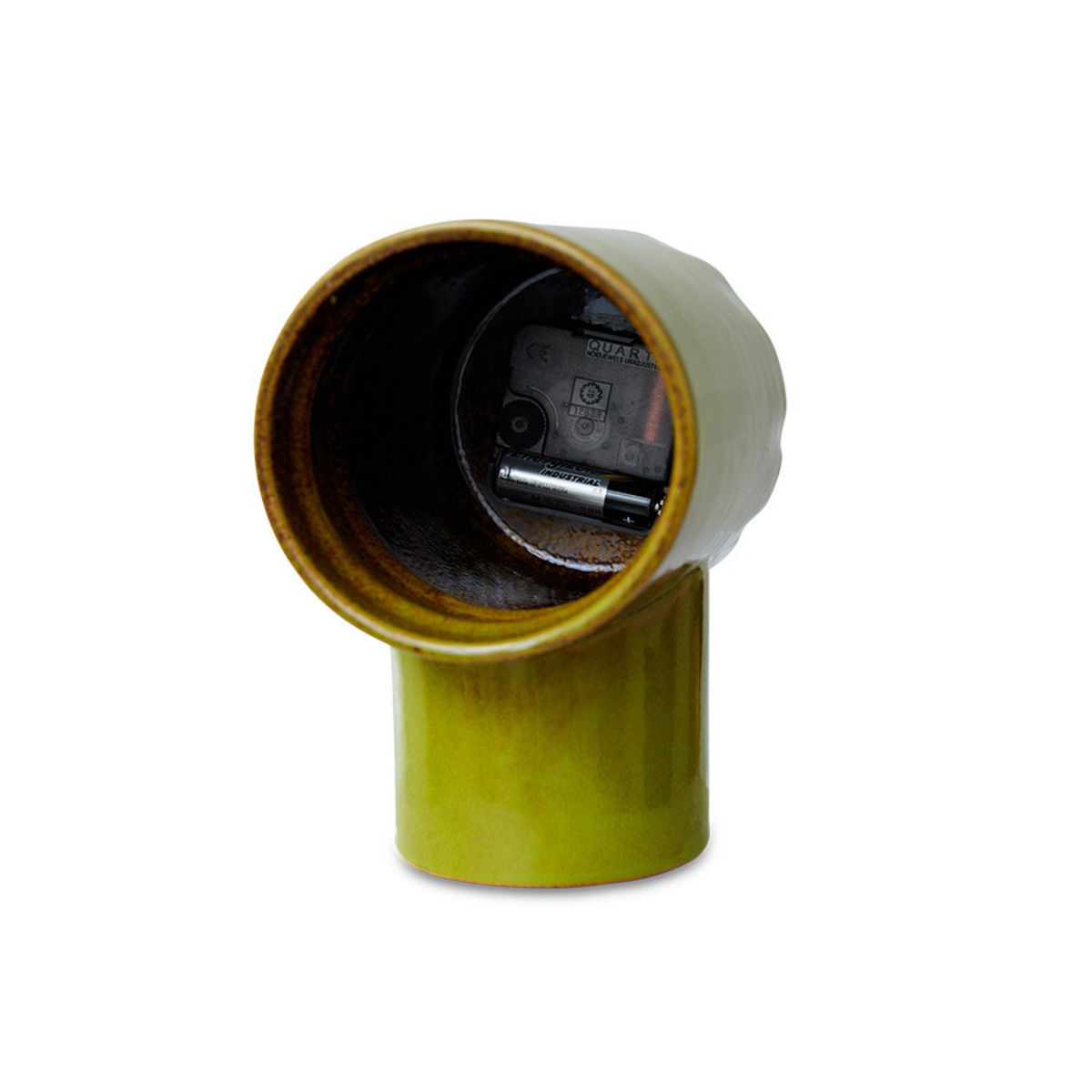 De HK Living Retro Klok Olijfgroen heeft een glanzende keramische afwerking, een cilindervormige voet en een ronde bovenkant met zichtbare batterijvakjes, waarmee hij de klassieke retrostijl uitstraalt die zo kenmerkend is voor de iconische ontwerpen van HK Living.