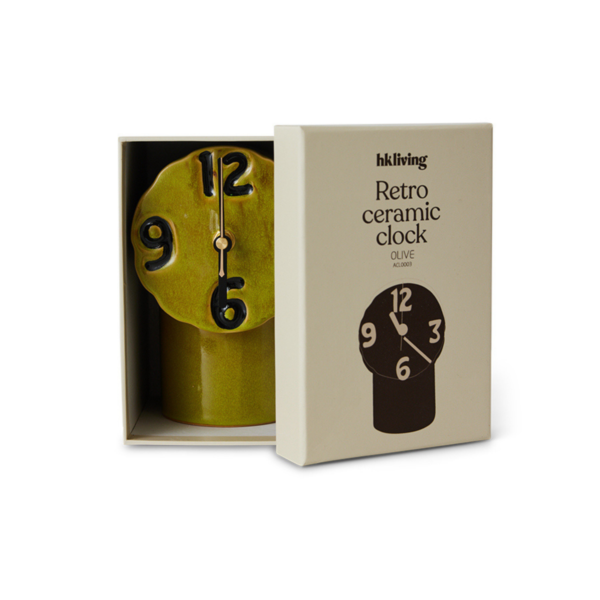 De HK Living Retro Klok Olijfgroen is een keramische klok in olijfgroen met grote zwarte cijfers, verpakt in een doos met een illustratie en de tekst "HK Living Retro keramische klok OLIVE".