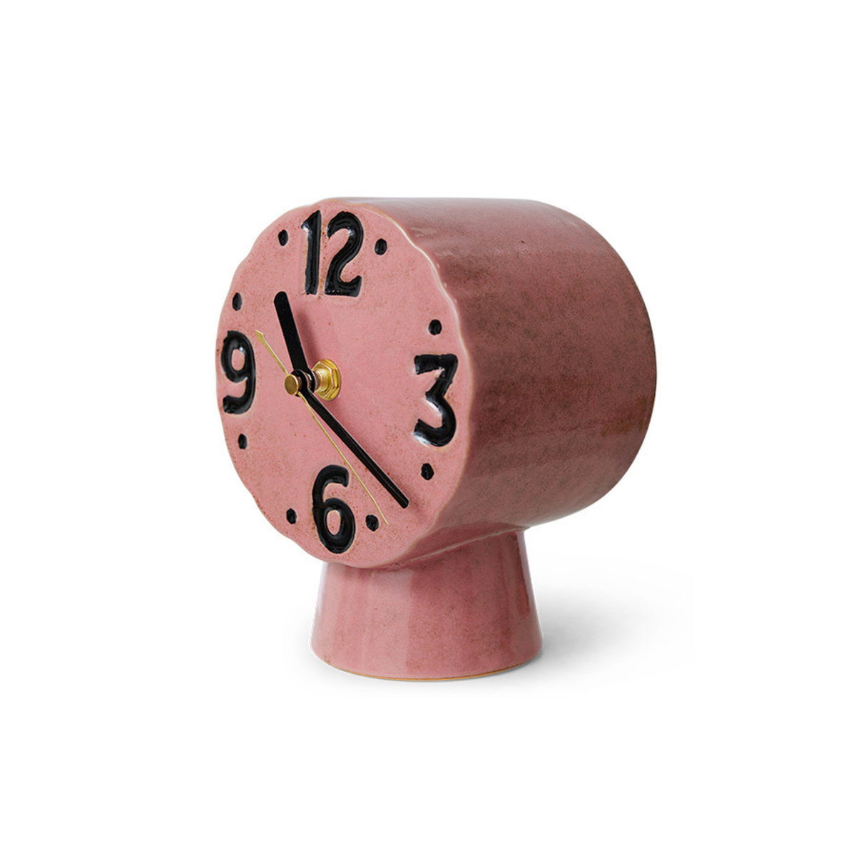 De HK Living Retro Klok Roze heeft een roze keramische behuizing, opvallende zwarte cijfers, grillige randen en een korte, brede voet. De zwart-gouden wijzers versterken de retro-uitstraling van deze opvallende HK Living-klok.