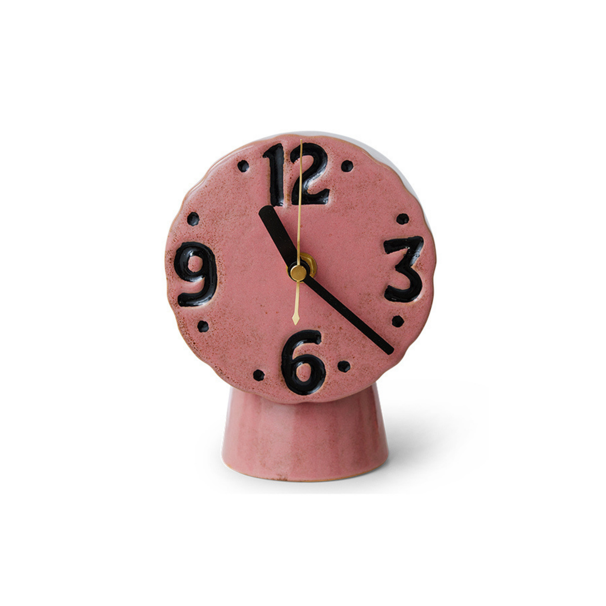 De HK Living Retro Klok Roze van HK Living is een roze keramische klok met opvallende, onregelmatige zwarte cijfers en opvallende zwart-gouden wijzers – een ideaal retro-accent voor elke ruimte.