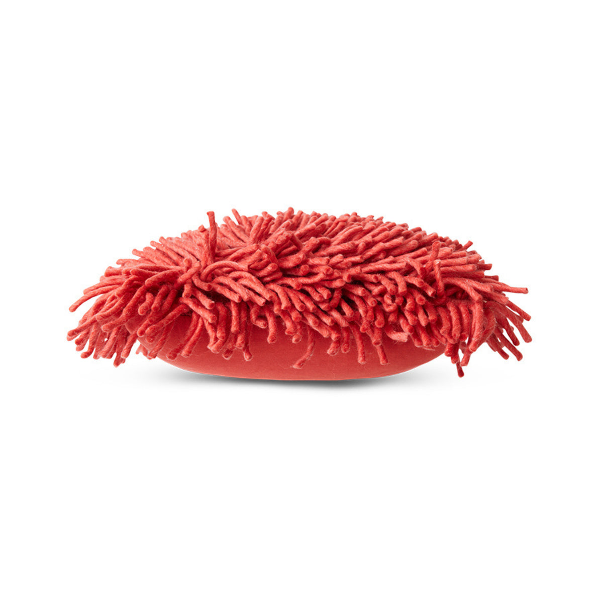 De HK Living Rugged Kussen Kersenrood 50/50 is een kersenrood, ovaal kussen met aan de bovenkant ruige microvezeldraden die lijken op een dweilkop, afgebeeld tegen een witte achtergrond.