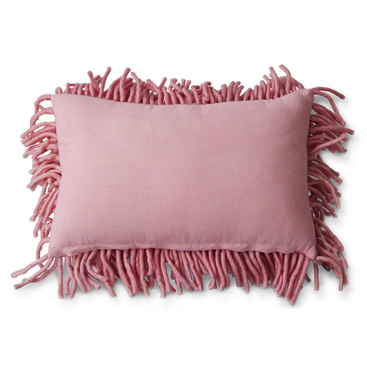 De HK Living Rugged Kussen Roze 70/45 is een rechthoekig roze kussen met zachte hoogpolige structuurstof en dikke gedraaide franjes, die de kenmerkende stoere kussenontwerpen van HK Living weerspiegelen. Afgebeeld op een witte achtergrond.