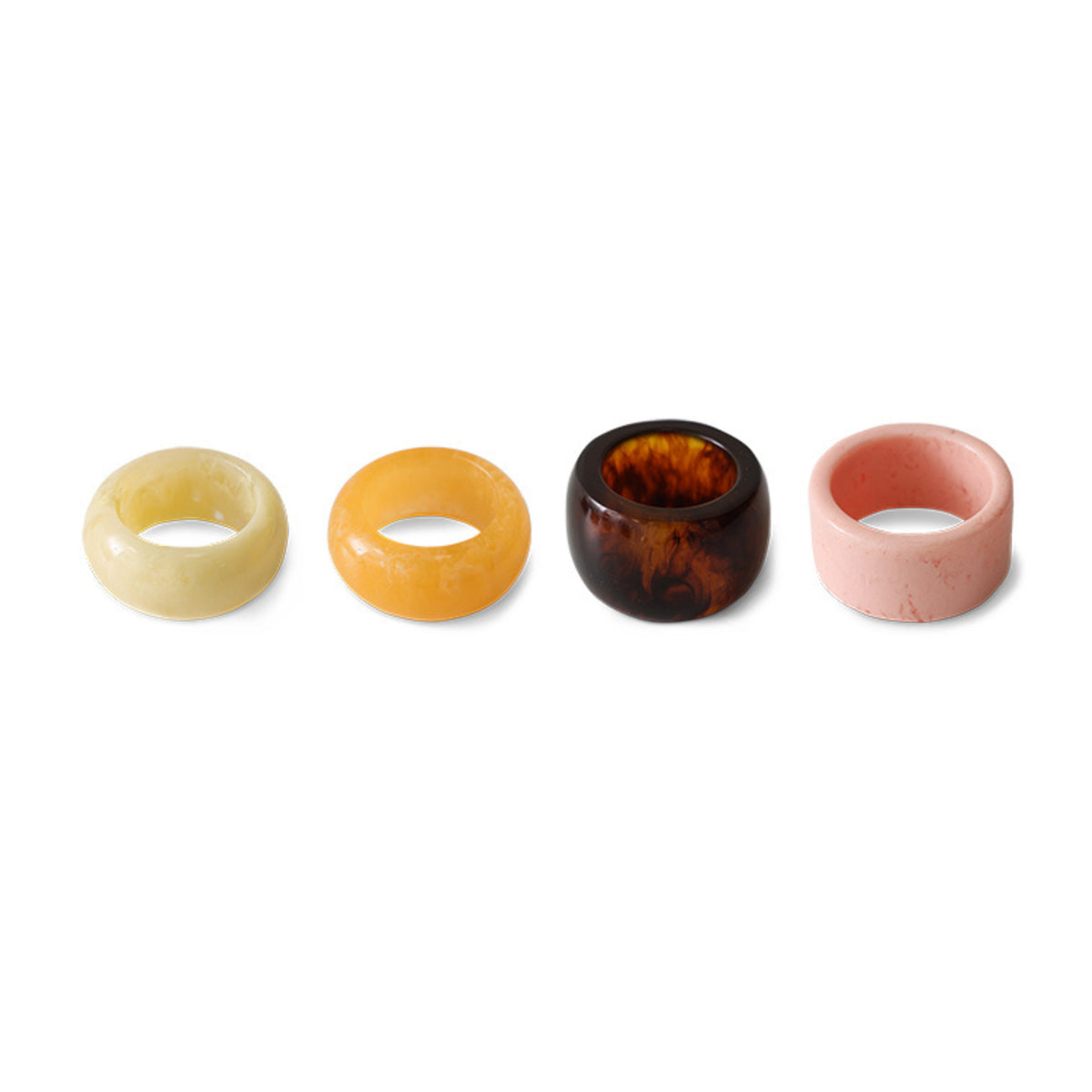 De HK Living Servetring Sunrise 4 st. set bestaat uit stevige crèmekleurige, gele, donkerbruine met swirls en lichtroze glanzende servetringen - ideaal voor een moderne tafelsetting.