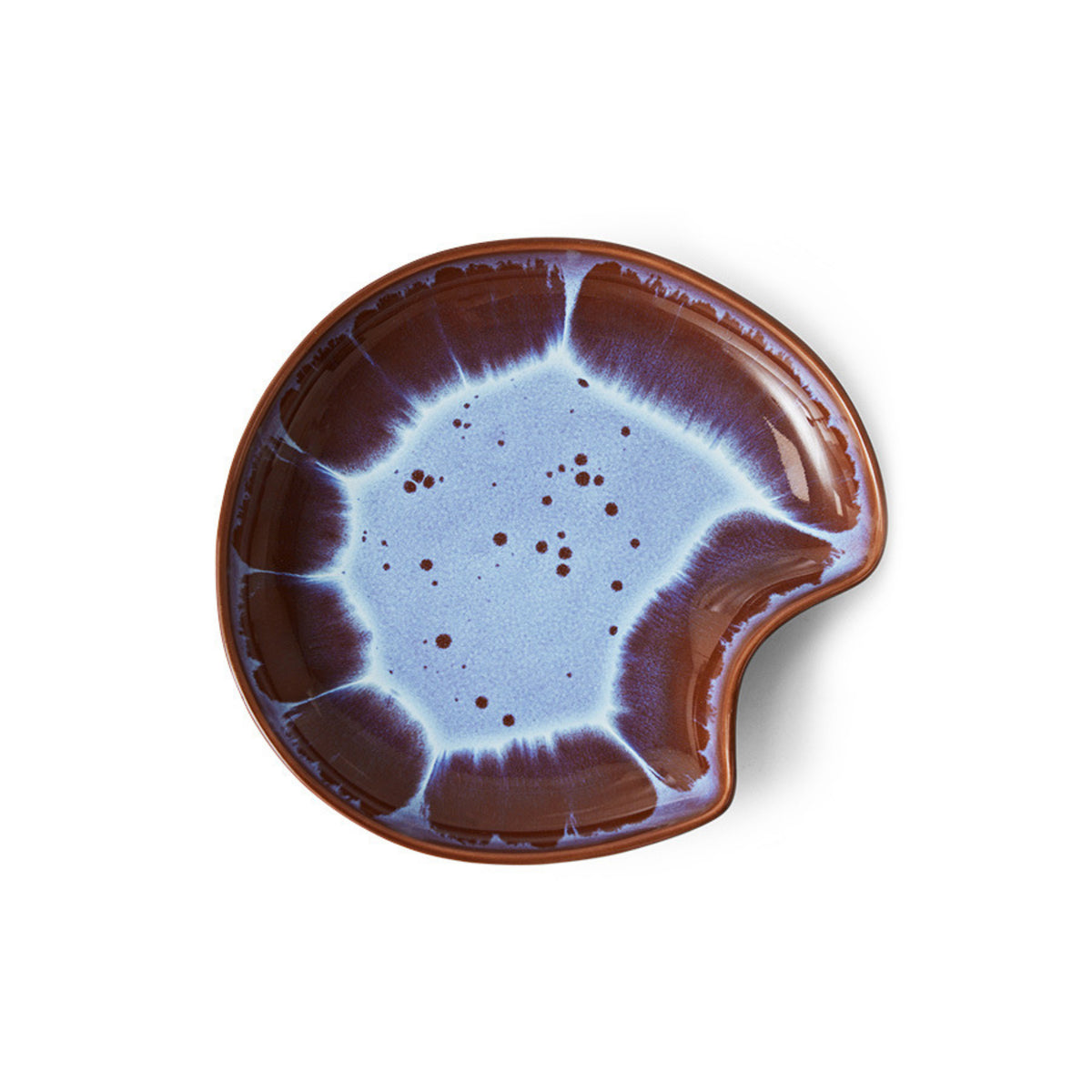 De HK Living Shell Schaal Sienna is een ronde keramiek schaal met een glanzende, diepbruine rand en een blauw gemarmerd centrum met donkere spikkels. De inspringende zijkant creëert een asymmetrische, organische vorm in klassieke HK Living stijl.