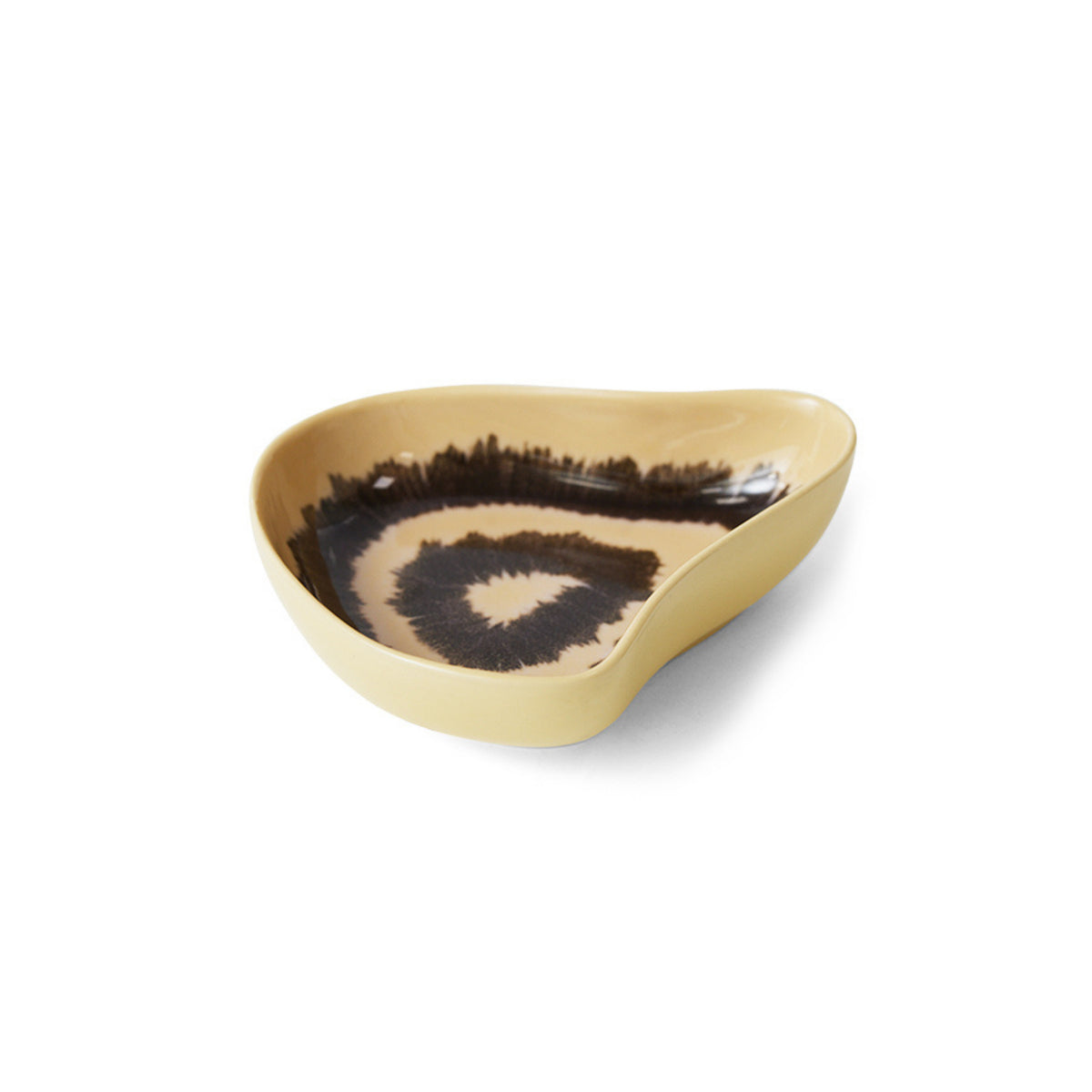 De HK Living Shell Tapas Kom Triffle is een ondiepe, asymmetrische schaal van beige keramiek met abstracte donkerbruine spiraal- en spetterpatronen aan de binnenkant, tegen een witte achtergrond.