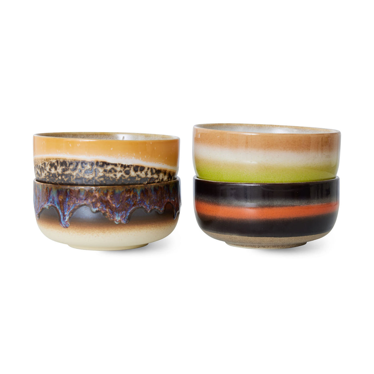 HK Living's 70s Ceramics Dessertkom Humus set bestaat uit vier keramische kommen, elk met een uniek aards ontwerp, met kleurovergangen en geglazuurde afwerking. Deze kommen zijn per twee stapelbaar en voegen stijl toe aan elke tafel.