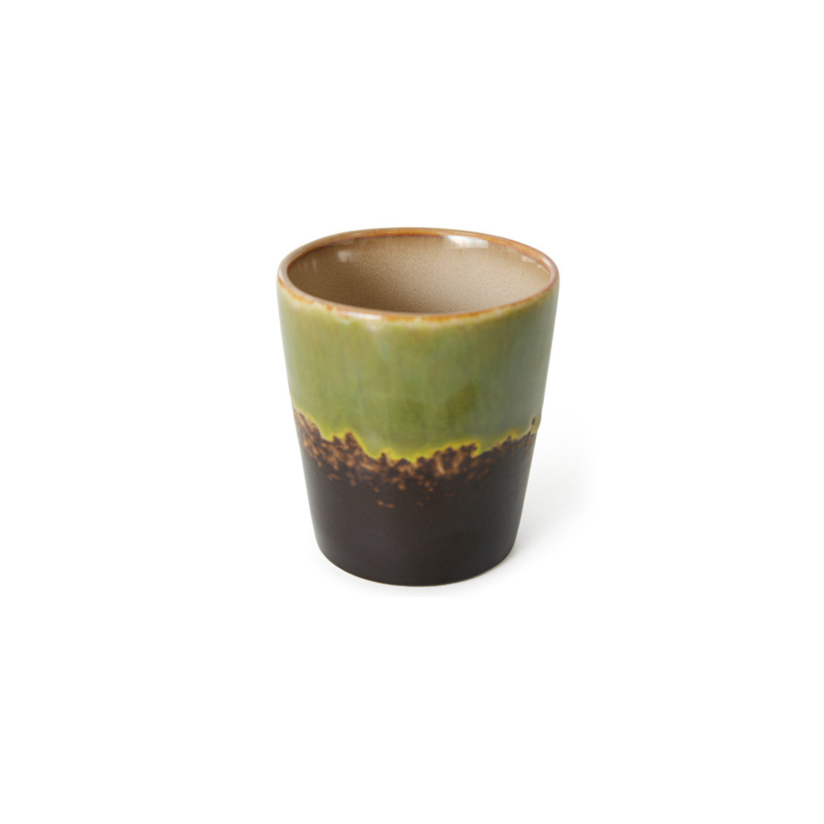 De HK Living 70s Ceramics Koffiekop Algae heeft een glanzend groene bovenkant die overgaat in bruin met een aards verloop. Deze gladde, cilindervormige beker van HK Living is afgebeeld tegen een witte achtergrond.