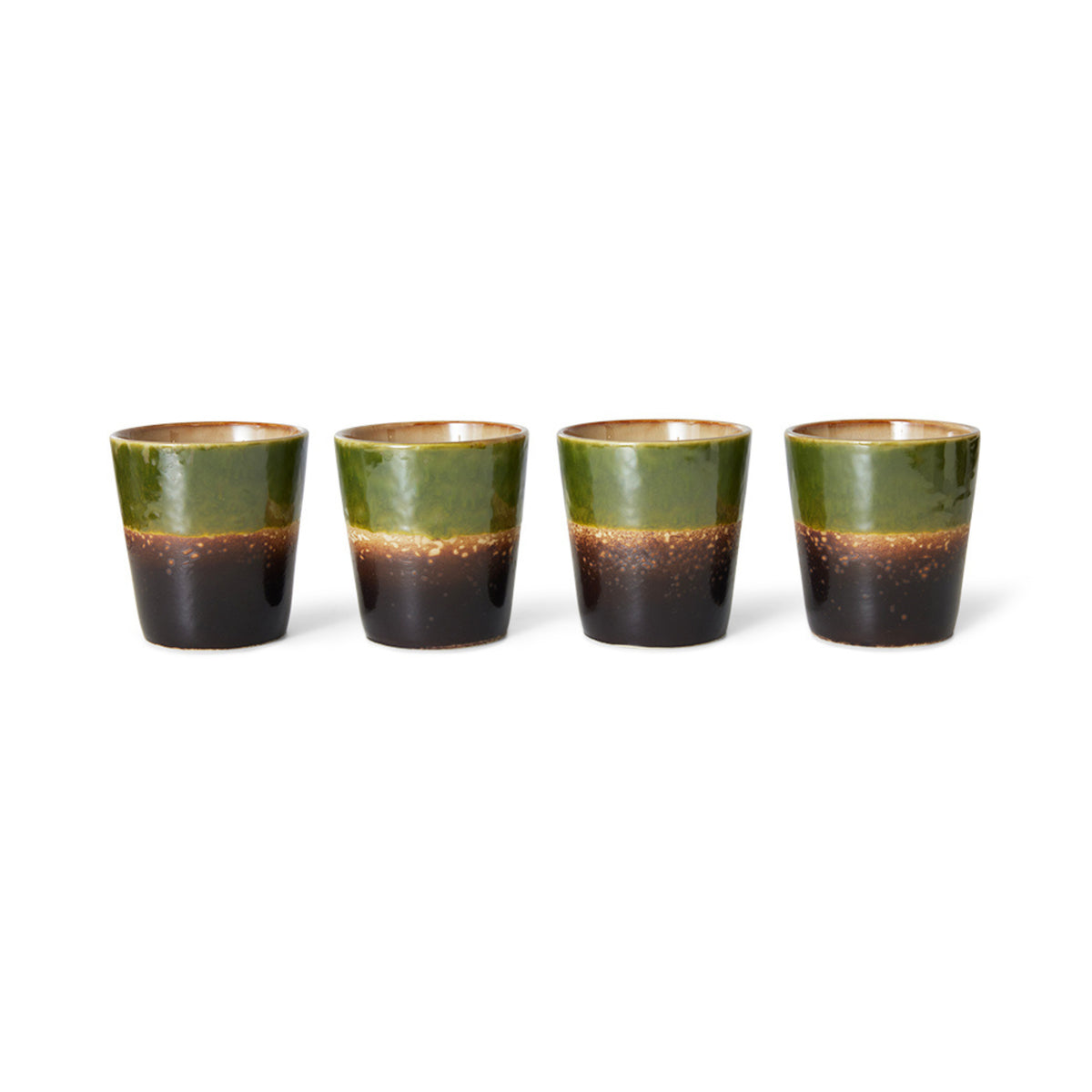 Vier HK Living 70s Ceramics Koffiekop Algae bekers met afgeronde randen, glanzend groene bovenkant en donkerbruine onderkant staan op een rij tegen een witte achtergrond.