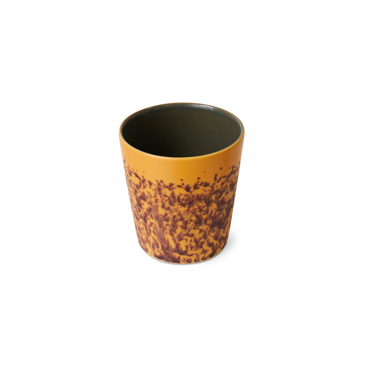 De HK Living 70s Ceramics Koffiekop Bay heeft een retro ontwerp met een donker interieur, gele buitenkant en bruin, abstract, op de natuur geïnspireerd patroon. Gefotografeerd tegen een witte achtergrond.