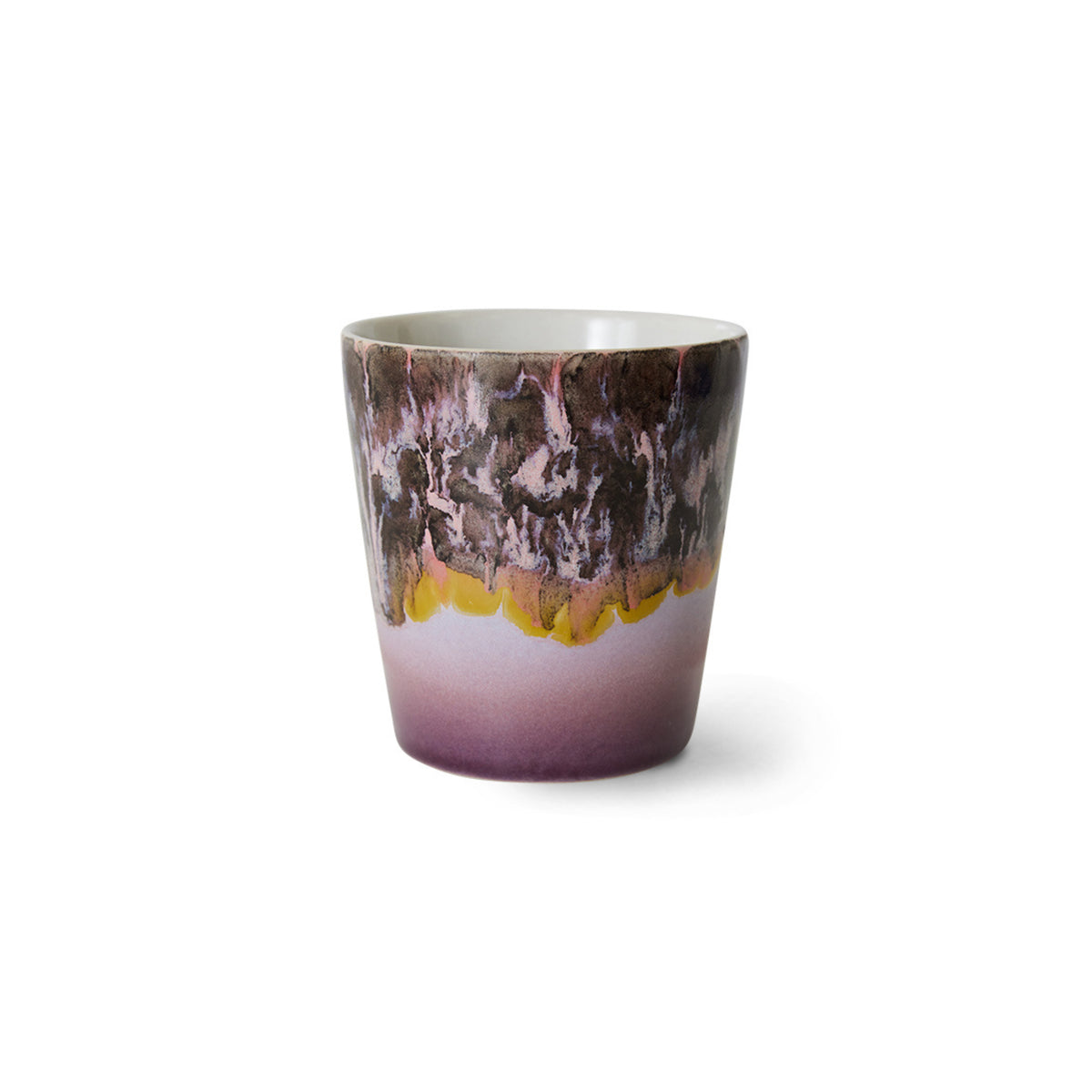 De HK Living 70s Ceramics Koffiekop Blast is een beker van keramiek met een glanzende afwerking, met een paars en bruin gemarmerd patroon aan de bovenkant en een vloeiend verloop naar lichtpaars aan de onderkant, tegen een witte achtergrond.
