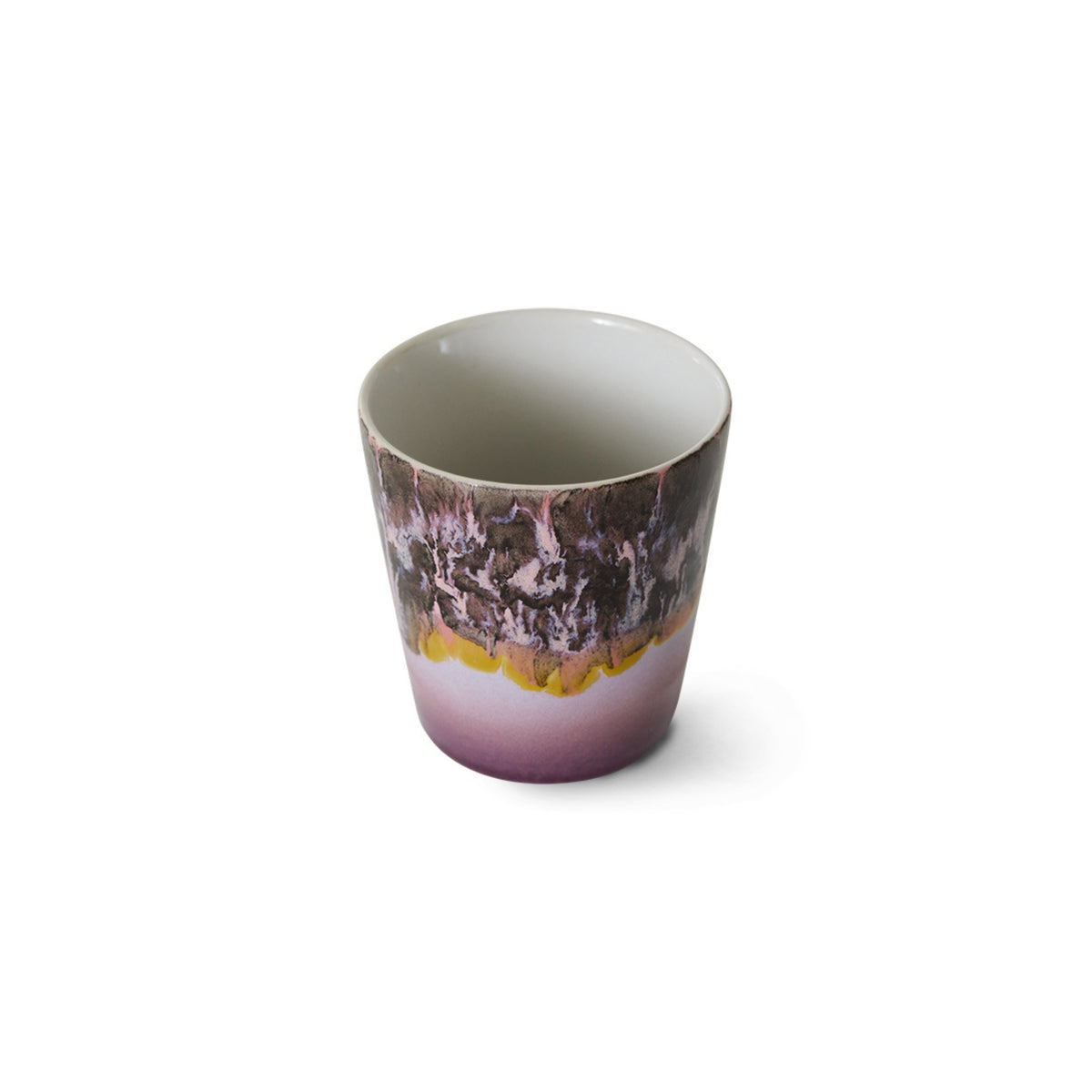 De HK Living 70s Ceramics Koffiekop Blast heeft een glanzend paars en roze kleurverloop met een gemarmerde bruine en gele rand, afgebeeld op een effen witte achtergrond.