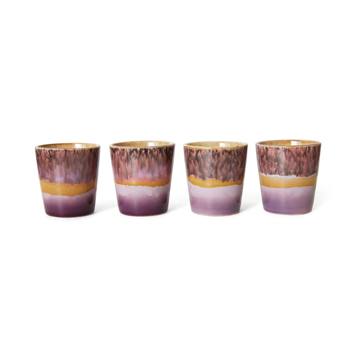 Vier HK Living 70s Ceramics Koffiekop Blast kopjes, met glanzende, verlopen aardetinten van paars, bruin en beige, roepen een retro vibe op en staan op een rij tegen een witte achtergrond.