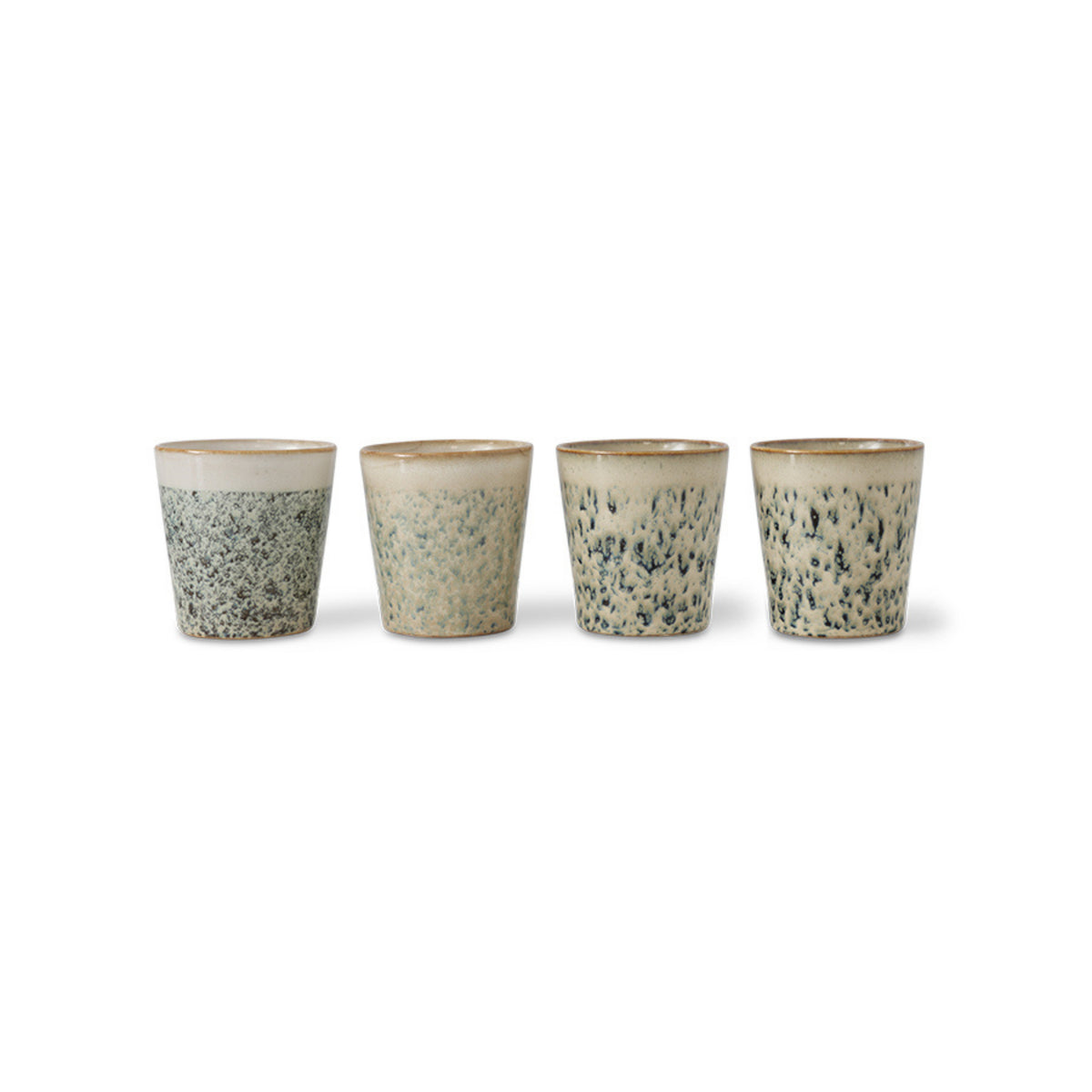 Vier HK Living 70s Ceramics Koffiekop Hail kopjes hebben gestructureerde, gespikkelde patronen in neutrale grijs-, beige- en crèmetinten voor een subtiele retrostijl, gerangschikt op een rij tegen een witte achtergrond.