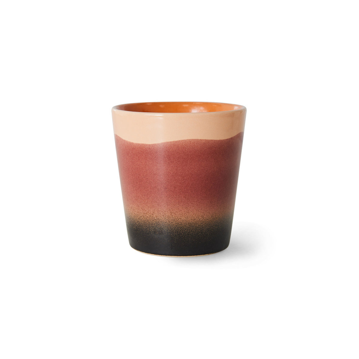De HK Living 70s Ceramics Koffiekop Rise heeft een vloeiend verloop van lichtbeige aan de rand naar roodbruin in het midden en donkerbruin aan de onderkant, afgebeeld tegen een effen witte achtergrond.