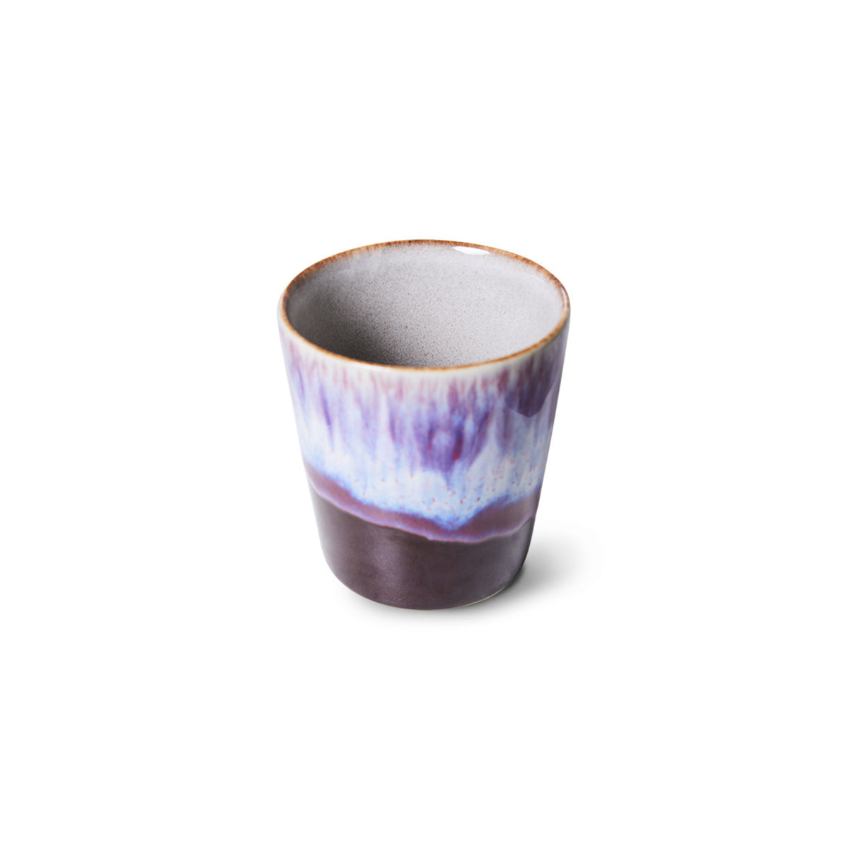 De HK Living 70s Ceramics Koffiekop Yeti heeft een glanzend verloopglazuur in paars, blauw en wit tegen een effen witte achtergrond voor een retro touch.