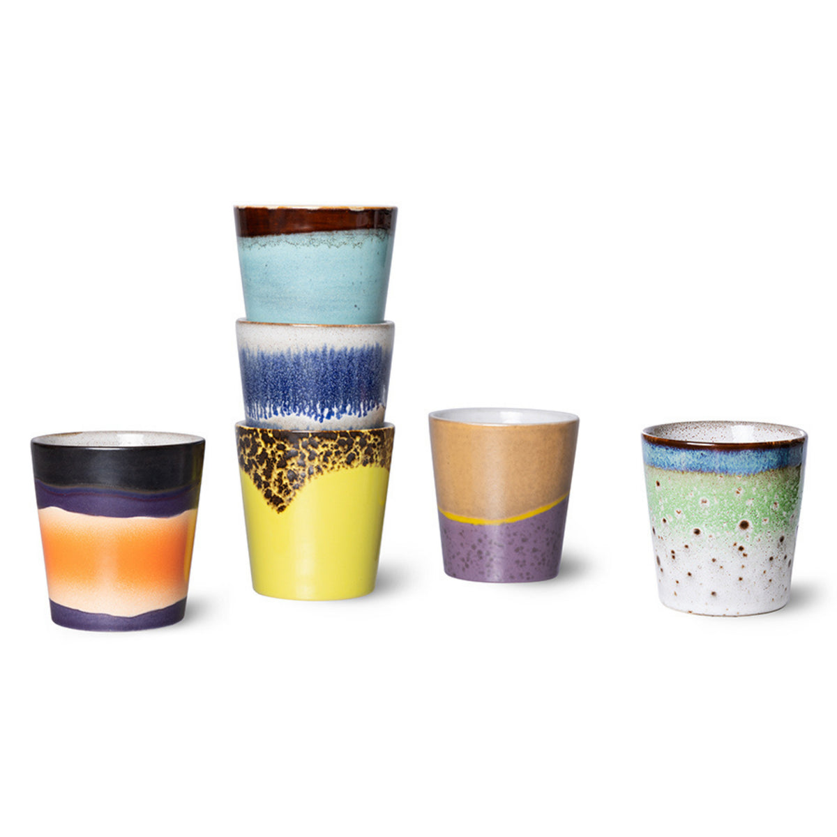 Vijf levendige HK Living 70s Ceramics Koffiekop Cosmos-kopjes - blauw, geel, bruin, oranje en groen - hebben unieke retro-patronen en texturen. Ze worden gestapeld en afzonderlijk getoond tegen een witte achtergrond.