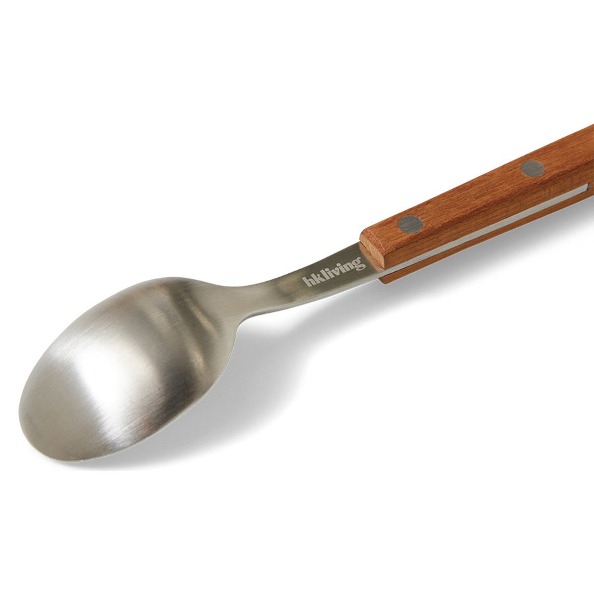 De HK Living 70s Bestek Dessertlepel Hout is een metalen lepel met een plat houten handvat en twee metalen klinknagels, met "hkliving" gegraveerd bij het handvat. Het maakt deel uit van de HK Living bestekcollectie en is afgebeeld op een witte achtergrond.