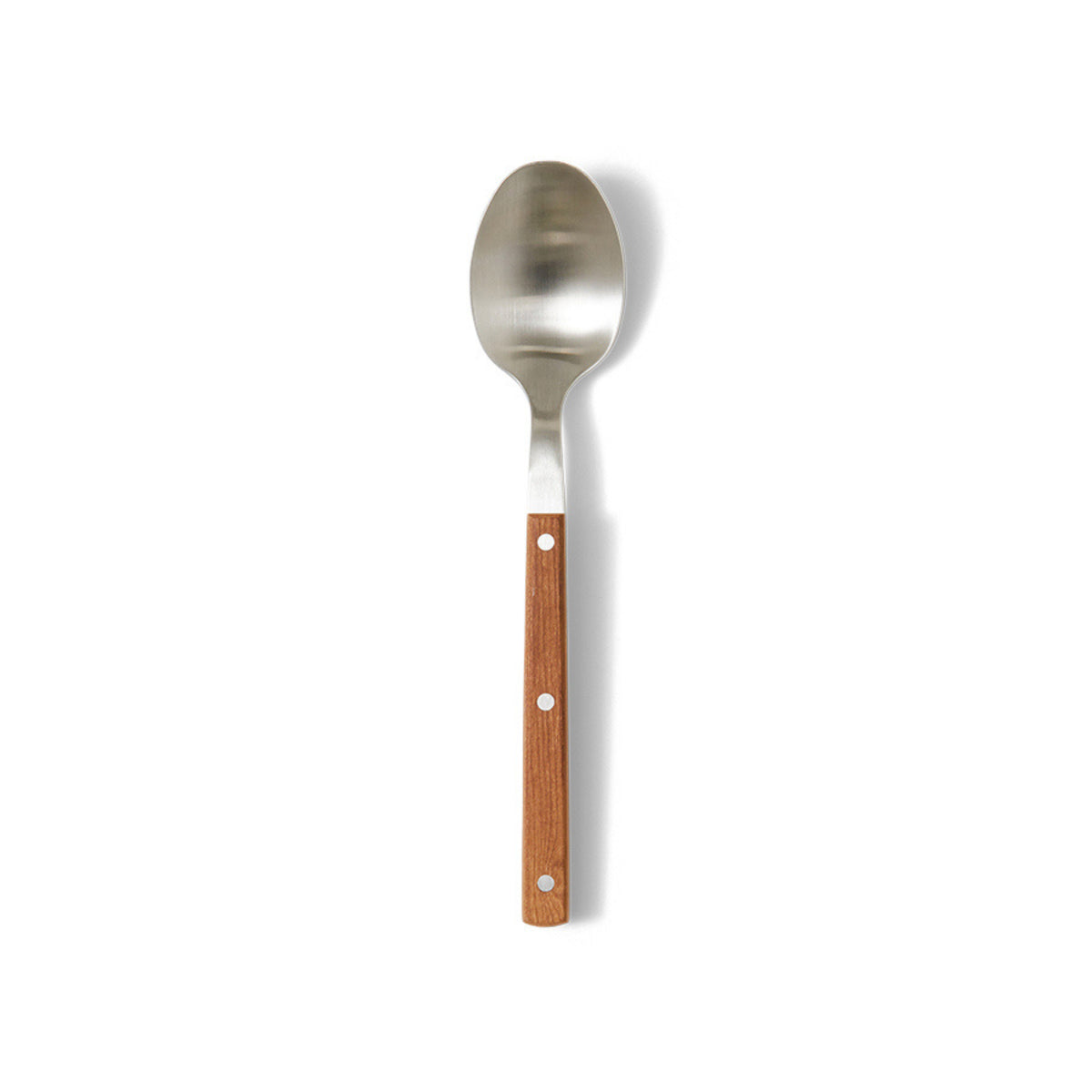 De HK Living 70s Bestek Tafellepel Hout is een roestvrijstalen lepel met een bruin houten handvat en drie metalen klinknagels, geïnspireerd op de vintage stijl, afgebeeld op een effen witte achtergrond.