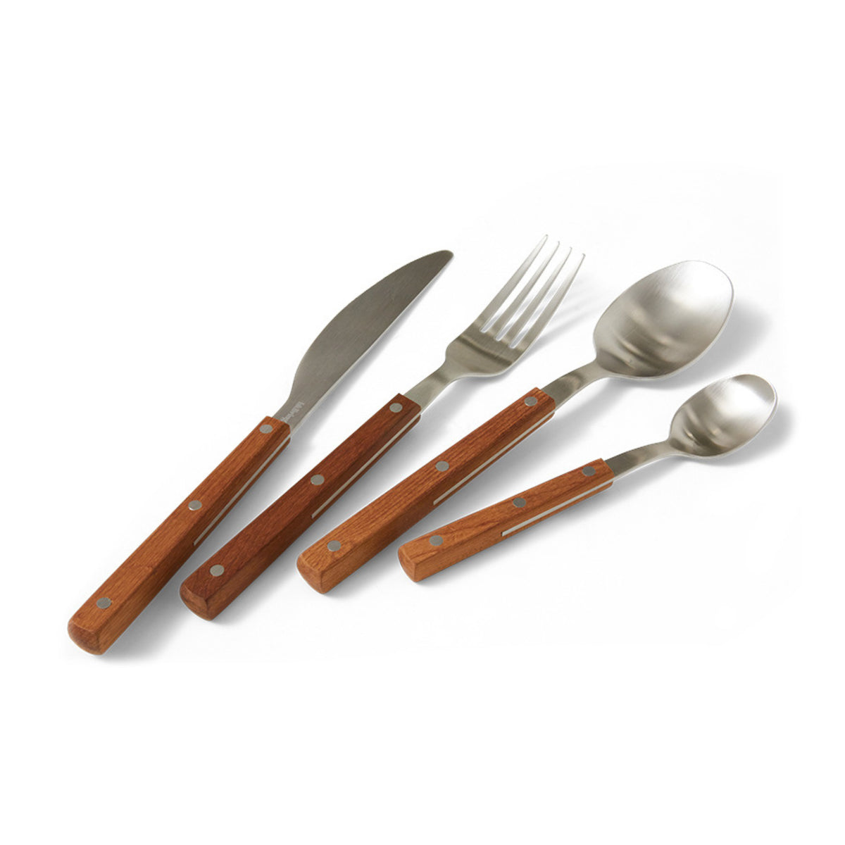 De HK Living 70s Bestek Tafellepel Hout set bestaat uit een mes, vork, eetlepel en theelepel met roestvrijstalen koppen en houten handgrepen, met retro charme die doet denken aan vintage HK Living bestek.