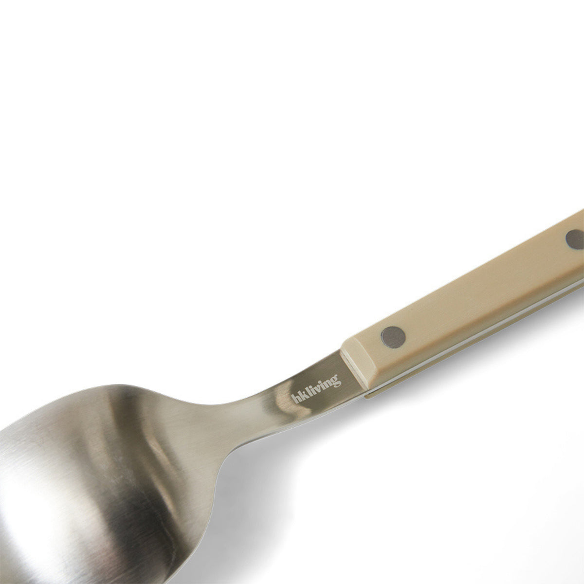 Een close-up van de HK Living 70s Cutlery Tafellepel Olijfgroen, een roestvrijstalen lepel met een olijfgroen handvat en twee metalen klinknagels van HK Living, geïnspireerd op jaren '70 bestek, geïsoleerd op een witte achtergrond.