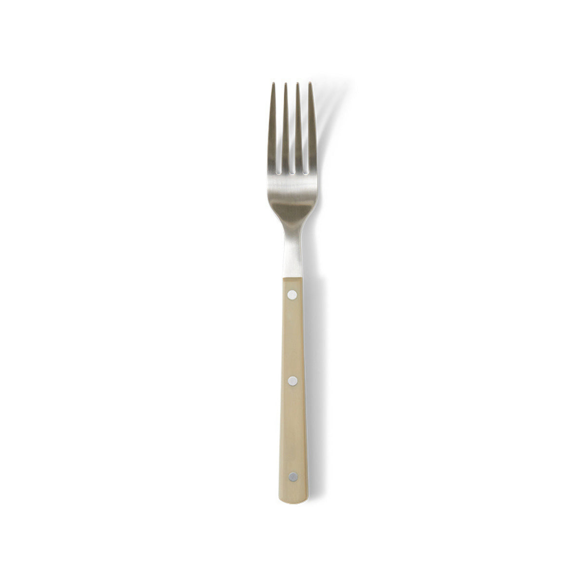 De HK Living 70s Cutlery Tafelvork Olijfgroen is een roestvrijstalen vork met een olijfgroen handvat en drie zilveren klinknagels, geïnspireerd op vintage jaren 70 bestek, rechtopstaand afgebeeld op een witte achtergrond.