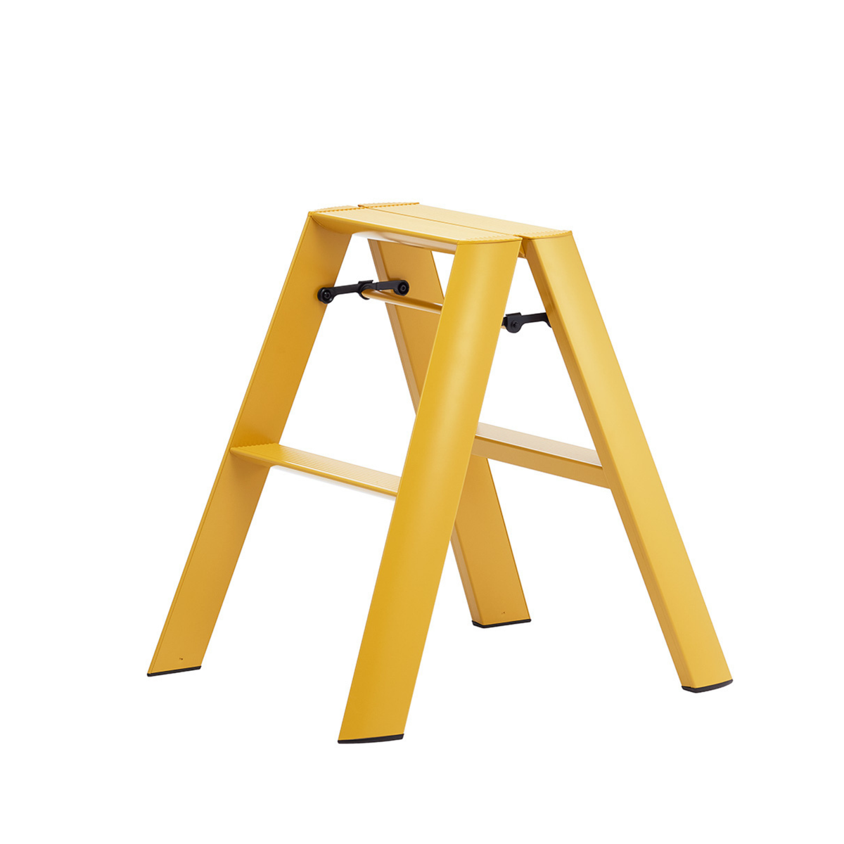 Een gele, moderne Hasegawa Lucano-ladder met twee treden en een minimalistisch Japans ontwerp staat rechtop tegen een witte achtergrond – perfect voor wie de functionele elegantie van Hasegawa weet te waarderen.