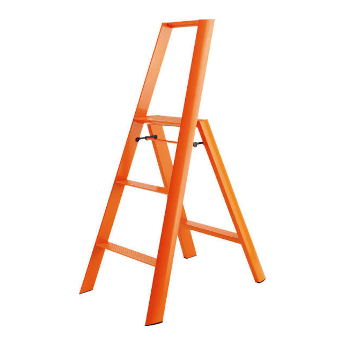 De Hasegawa Lucano-ladder met 3 treden in oranje, van Hasegawa, is geïnspireerd op Japans design, voorzien van een steunstang en staat op een witte achtergrond.